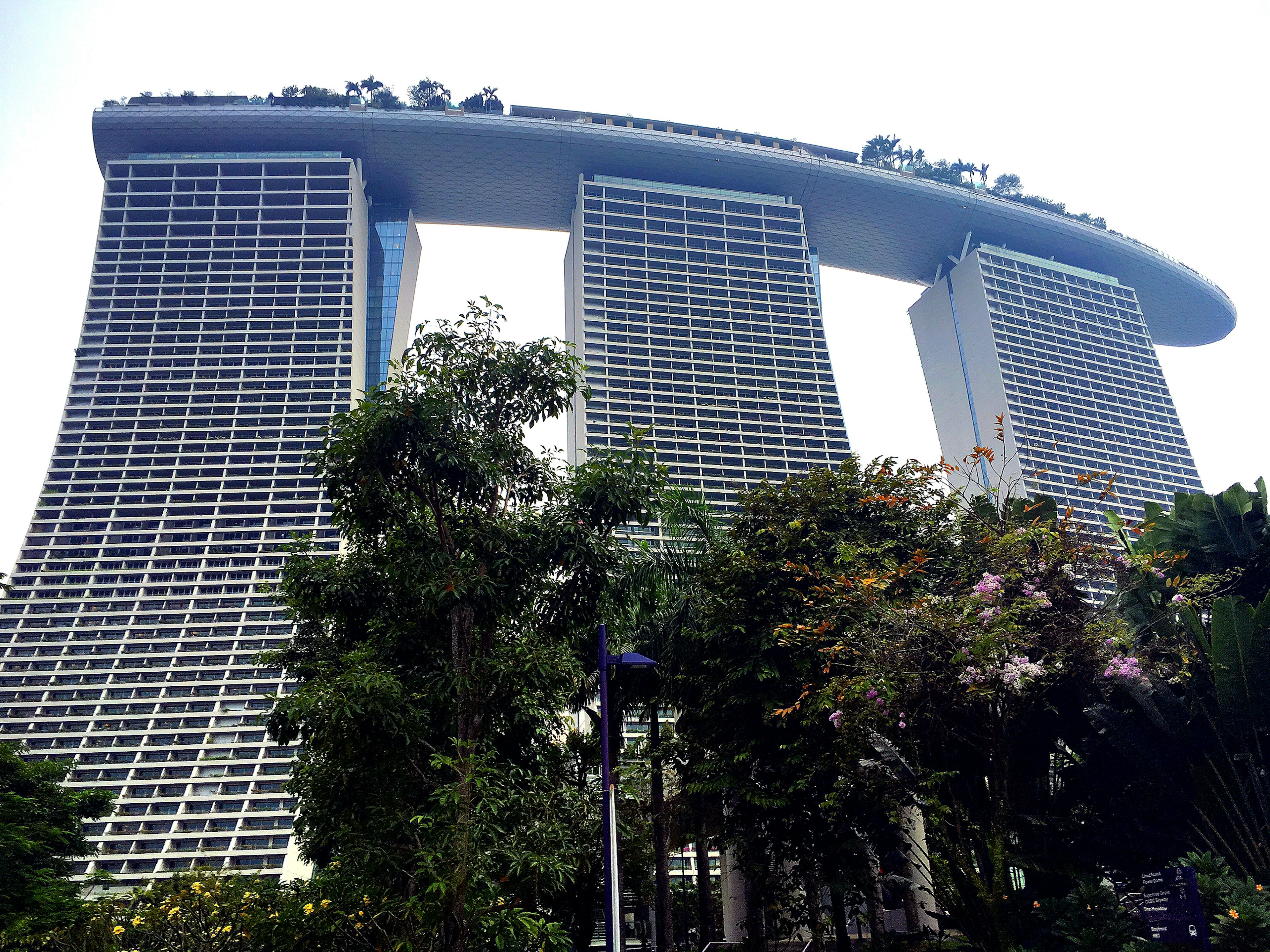 Arsitektur ikonik Marina Bay Sands di Singapura dengan pepohonan di sekitarnya