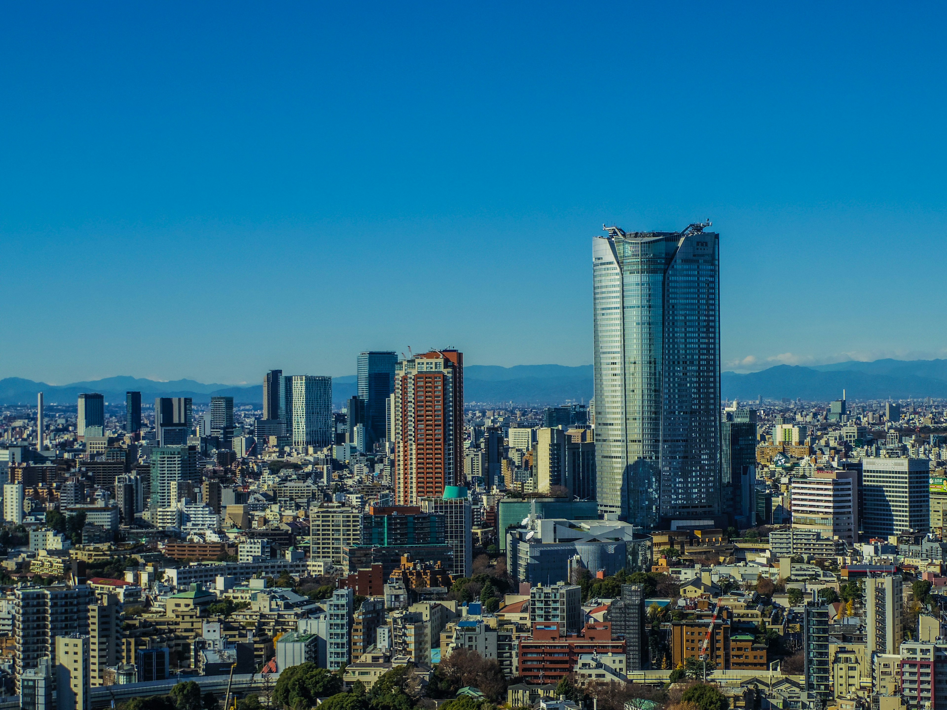 Panoramablick auf die Skyline von Tokio mit Wolkenkratzern