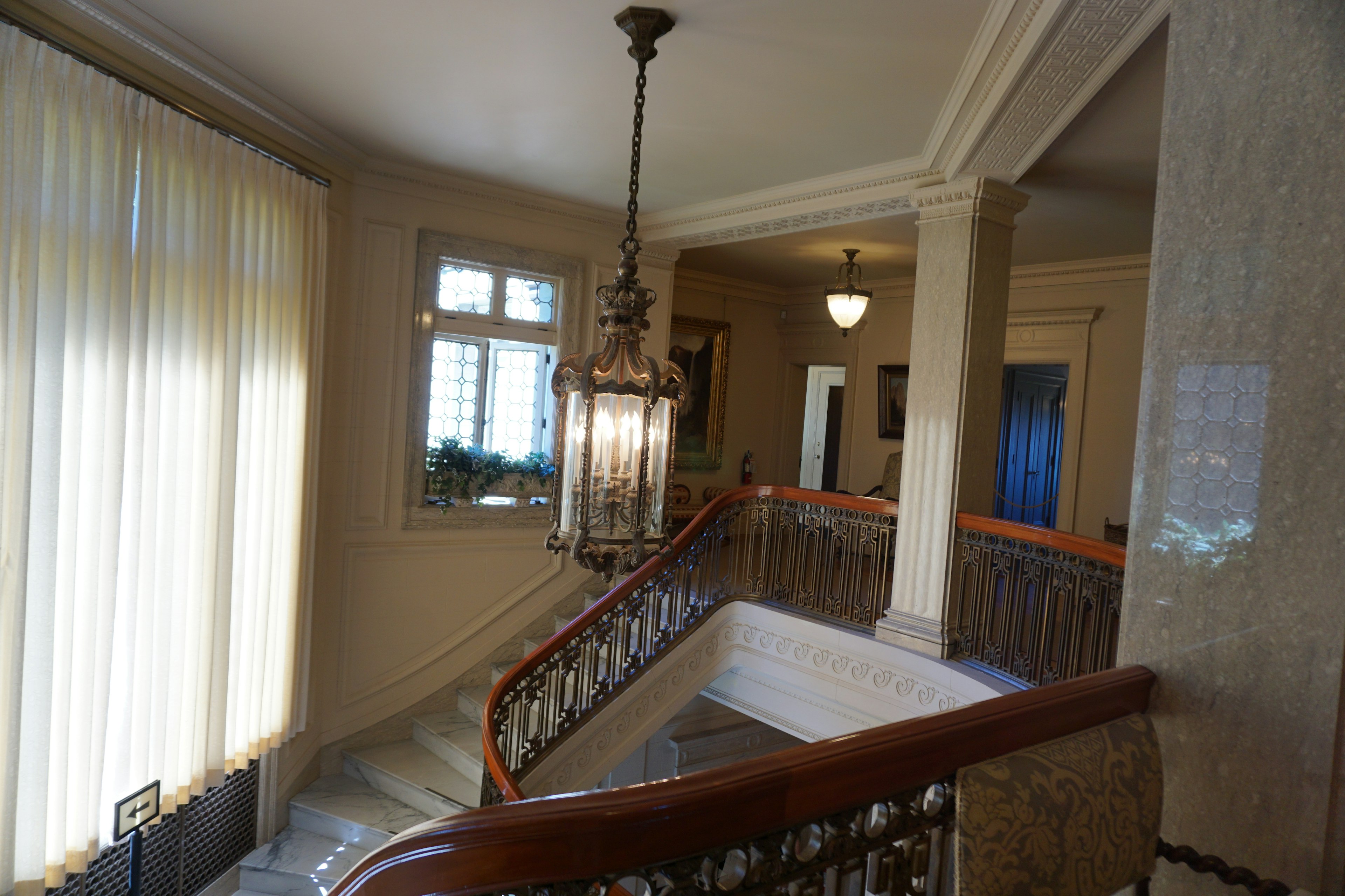 Elegantes Interieur mit schöner Treppe und Kronleuchter