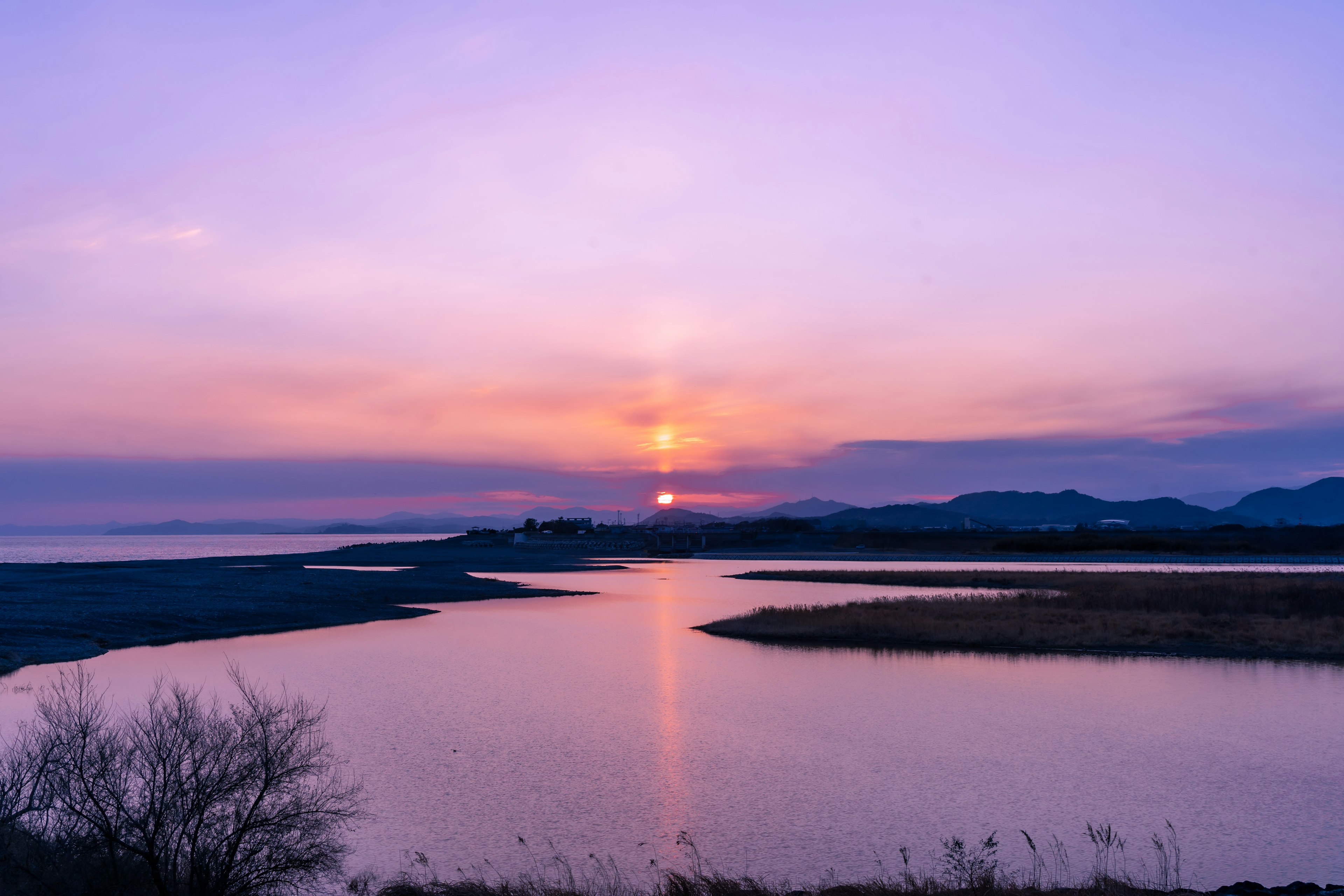 美しい夕焼けが水面に映る景色