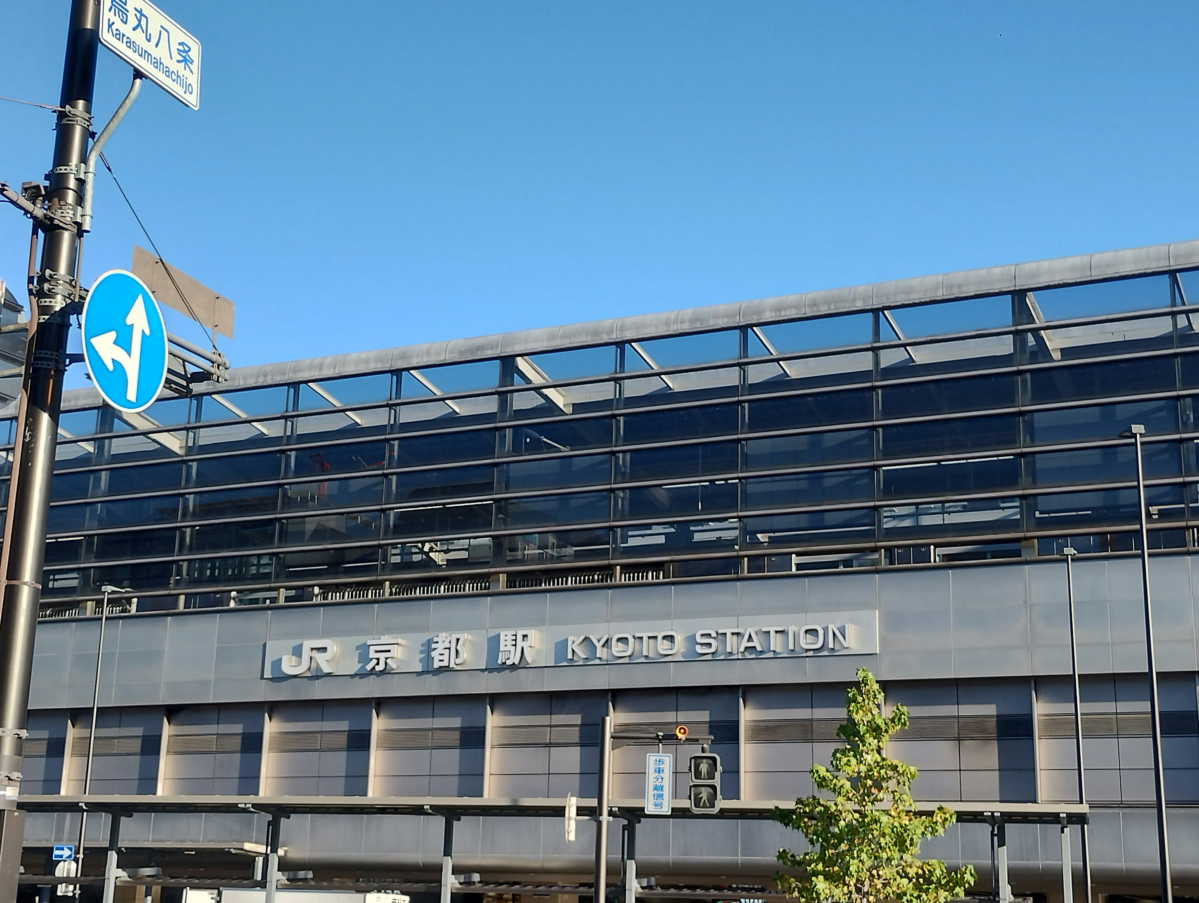 Modern gestaltetes Bahnhofsgebäude mit klarem blauen Himmel