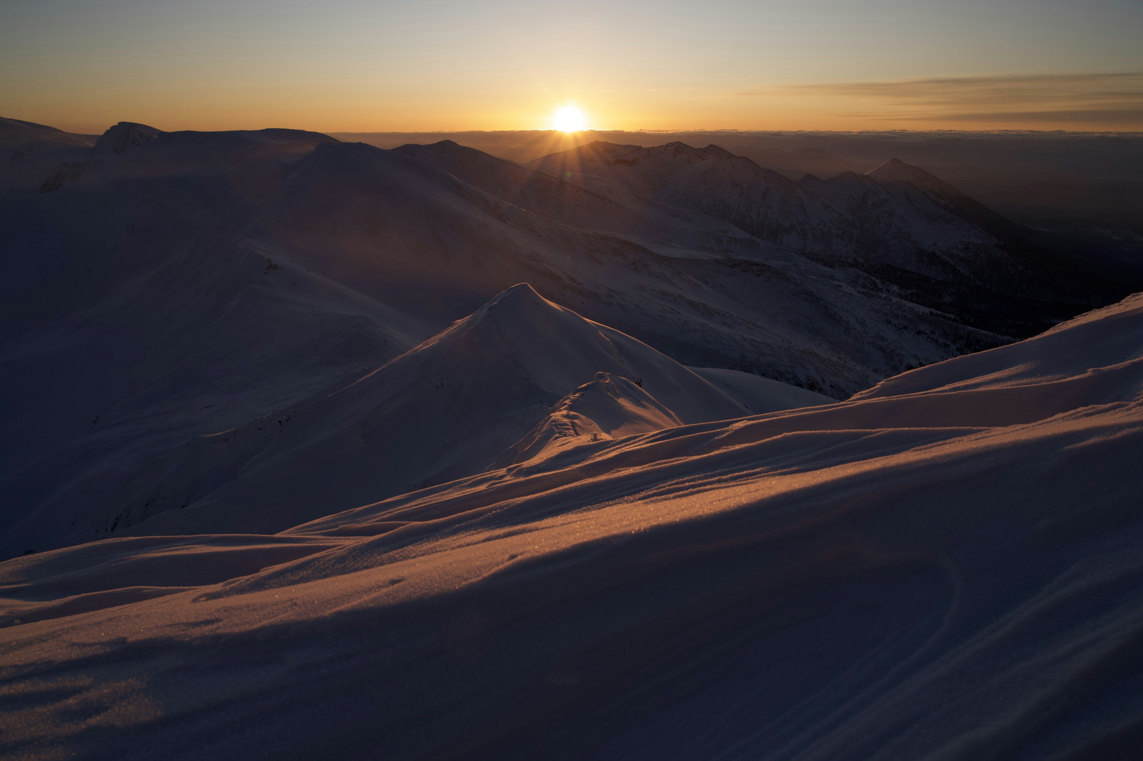 Schneebedeckte Berge mit einem wunderschönen Sonnenaufgang