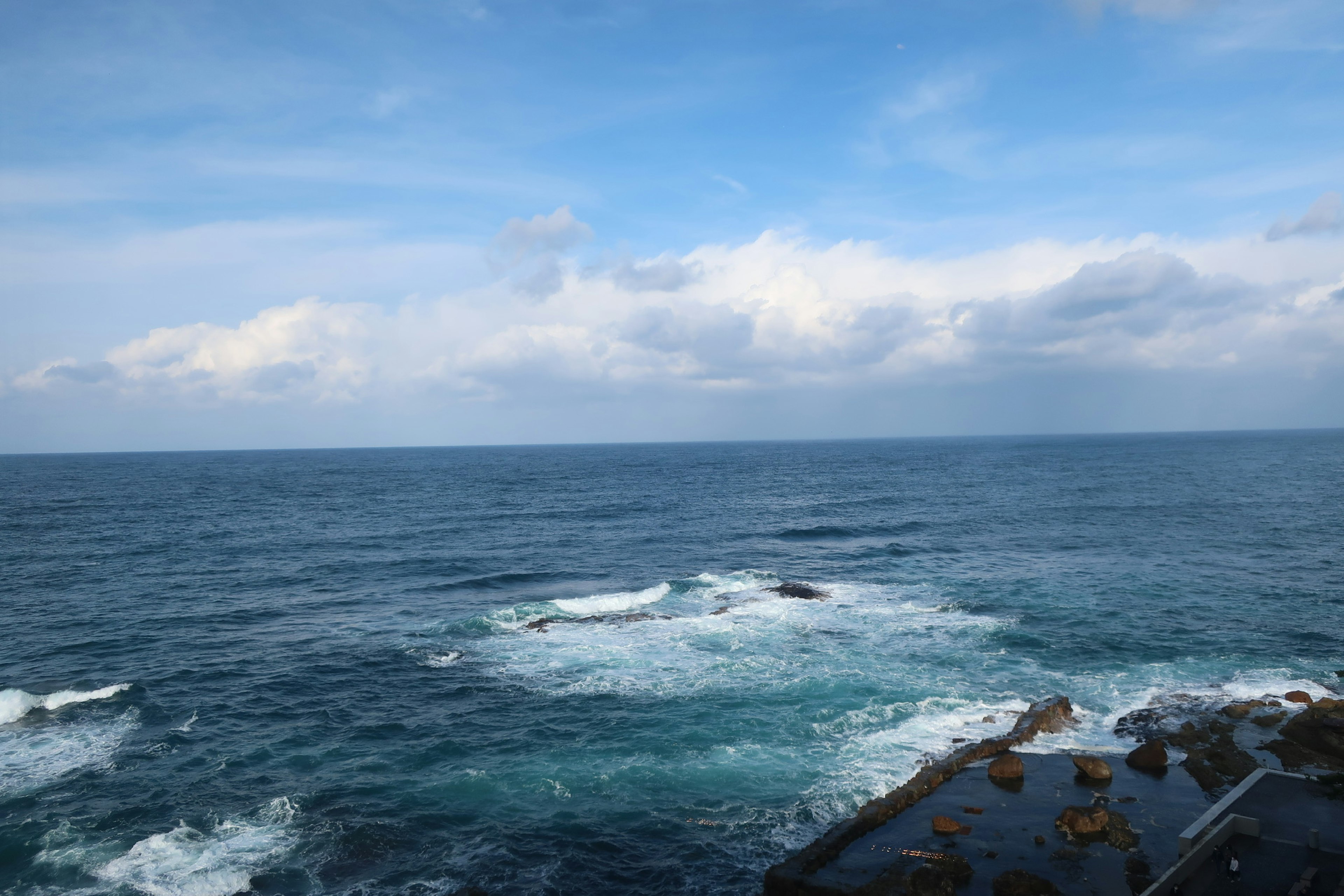 Laut biru dengan awan di langit