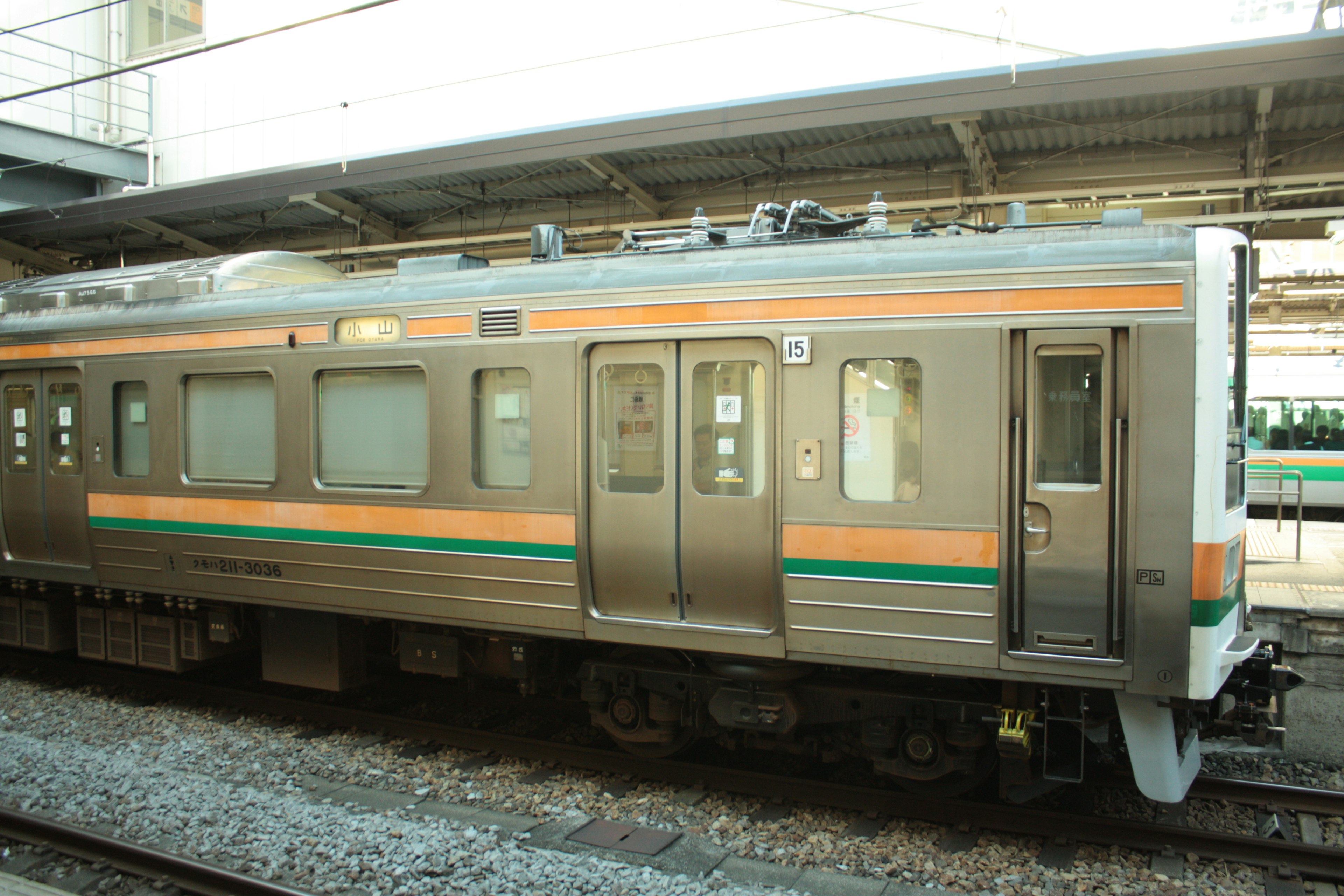 Vista laterale di un treno con strisce arancioni e verdi