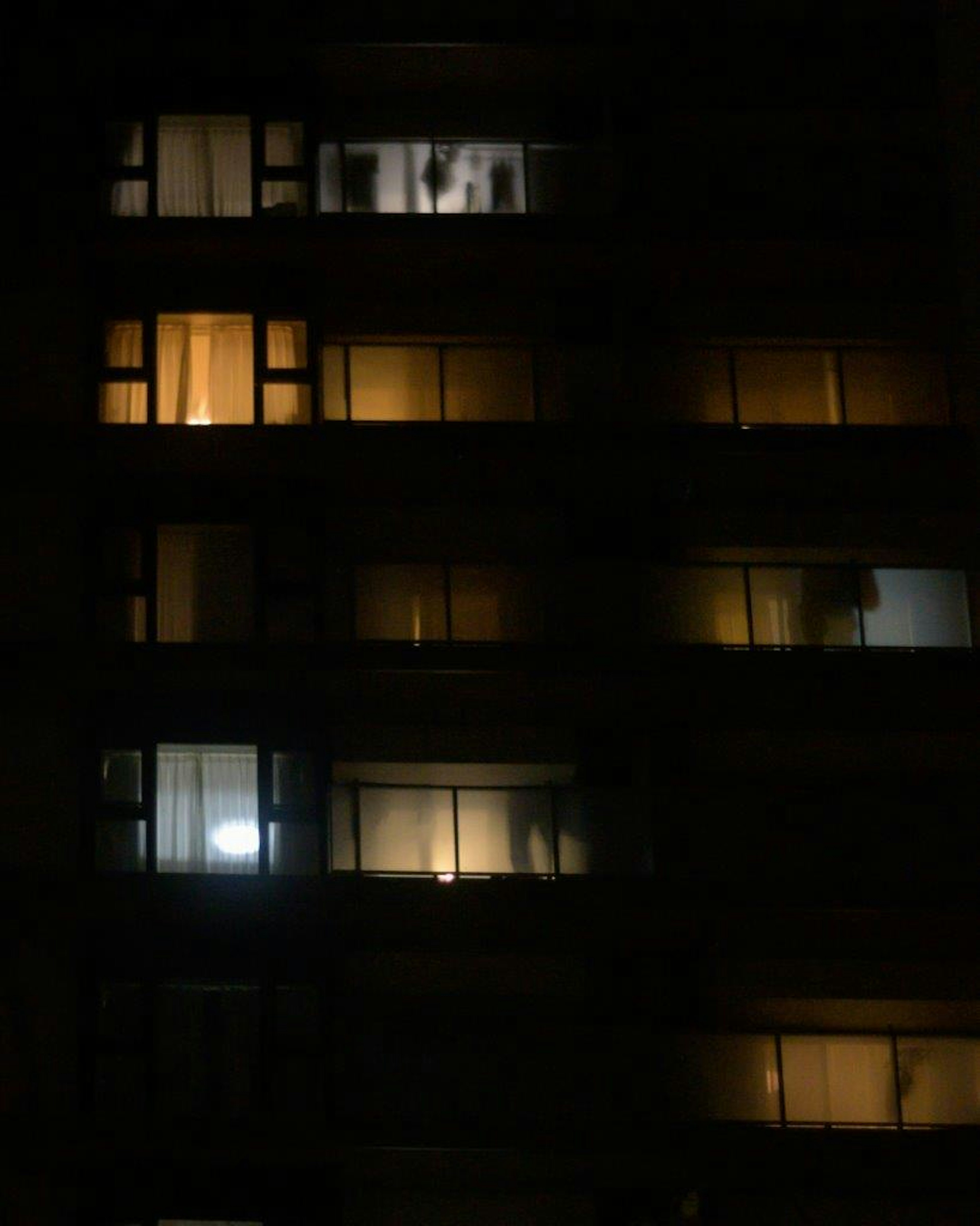 Ventanas iluminadas de un edificio por la noche