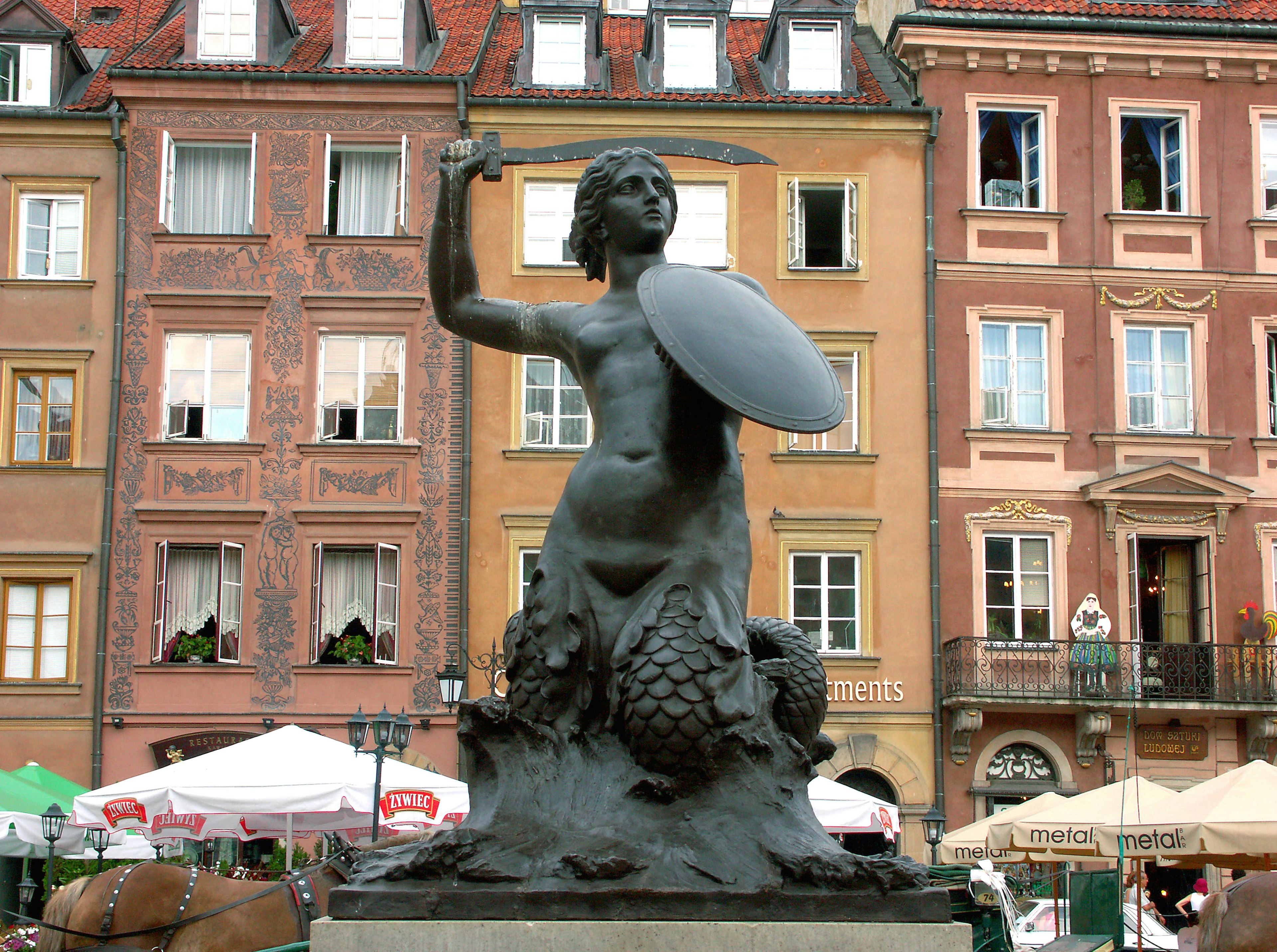 Eine schöne Meerjungfrauenstatue in Warschau mit historischen Gebäuden im Hintergrund