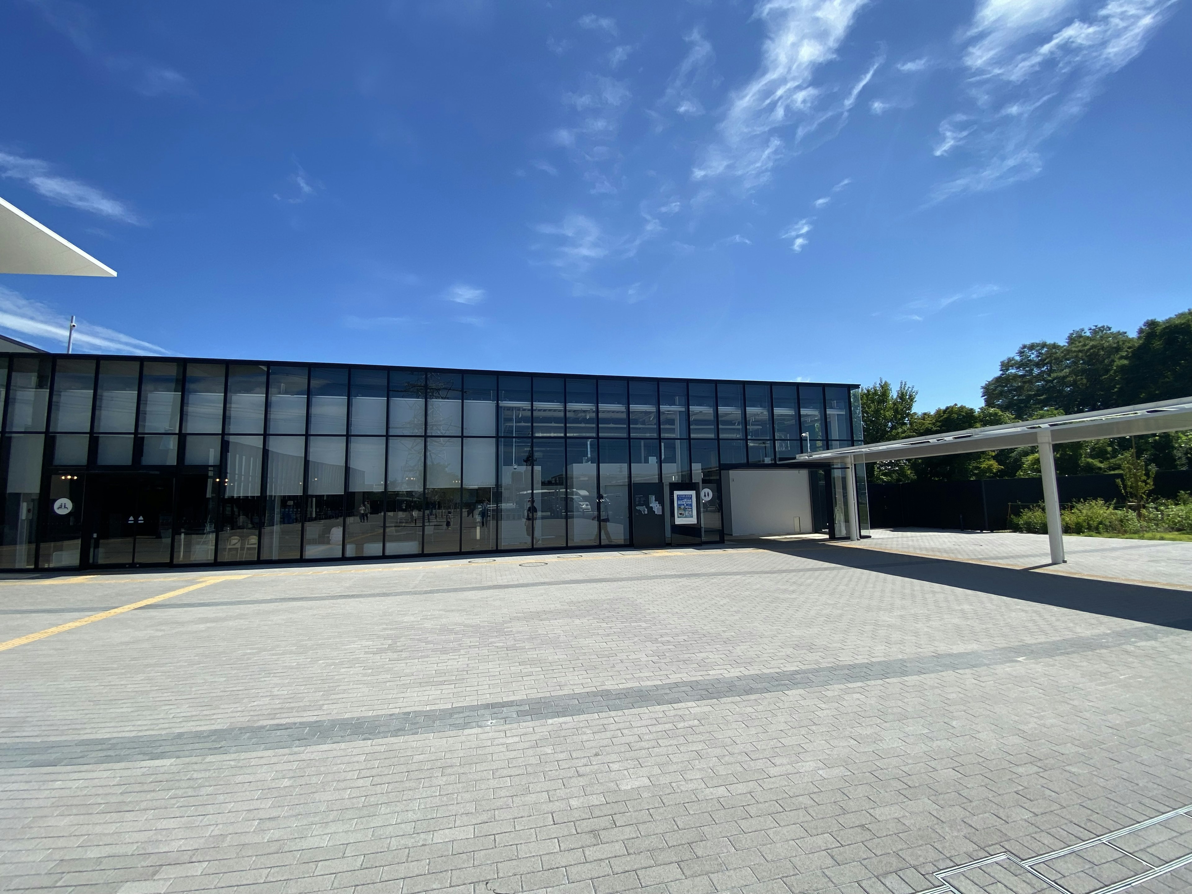 Modernes Glasgebäude mit klarem blauen Himmel