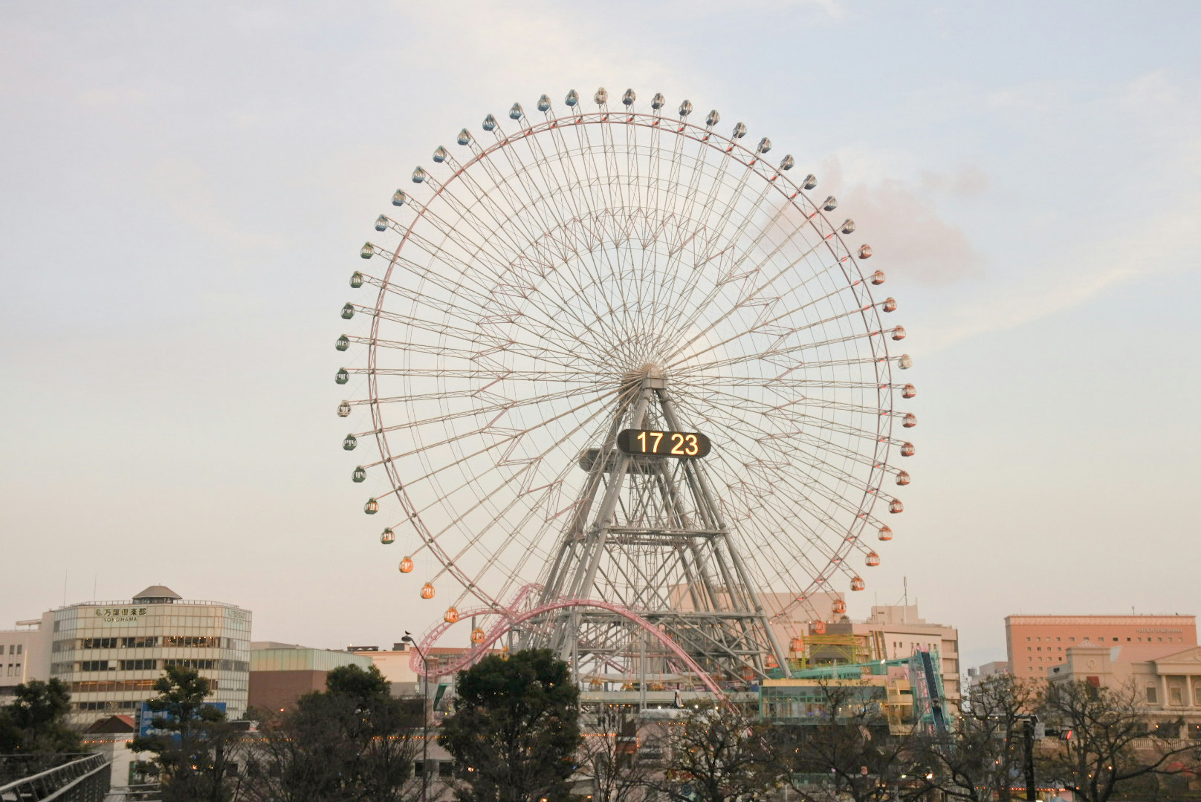 観覧車が夕暮れの空に映える風景