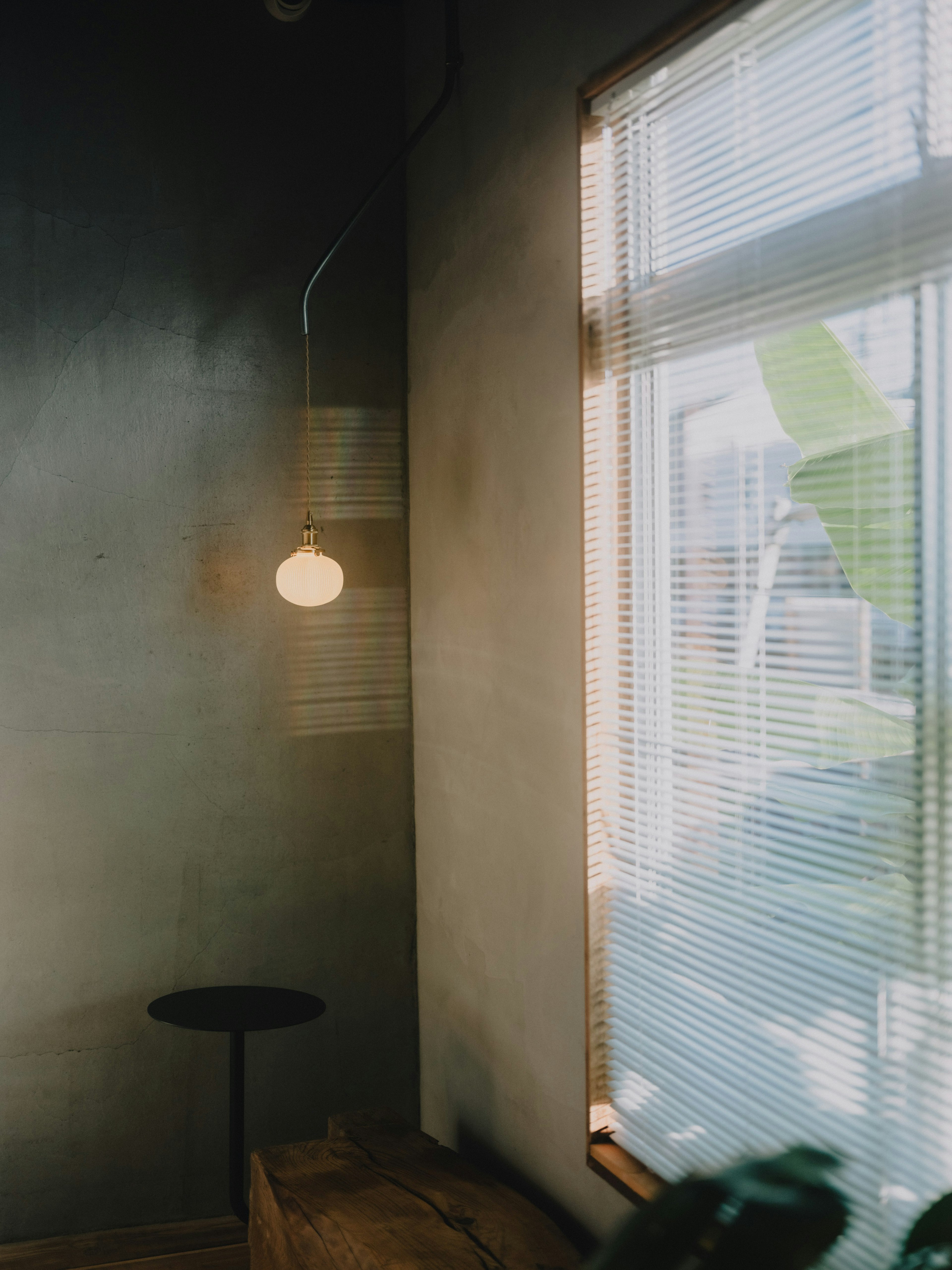 Un coin calme d'une pièce avec une fenêtre lumineuse et un éclairage simple