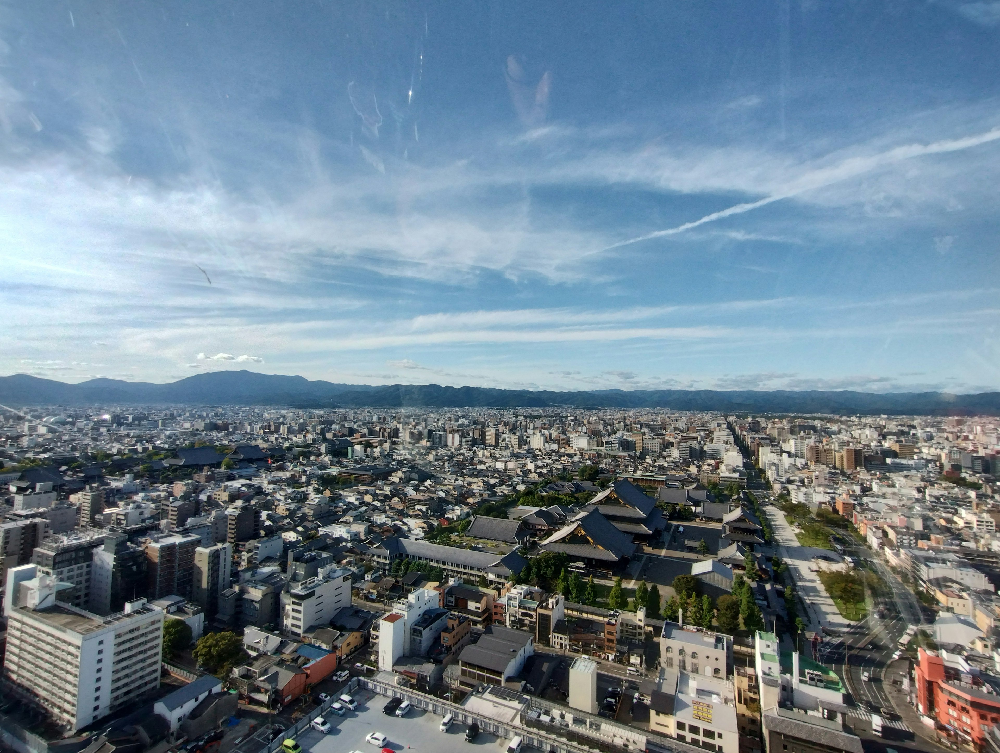 Luftaufnahme der Stadtlandschaft von Kyoto mit blauem Himmel und Wolken