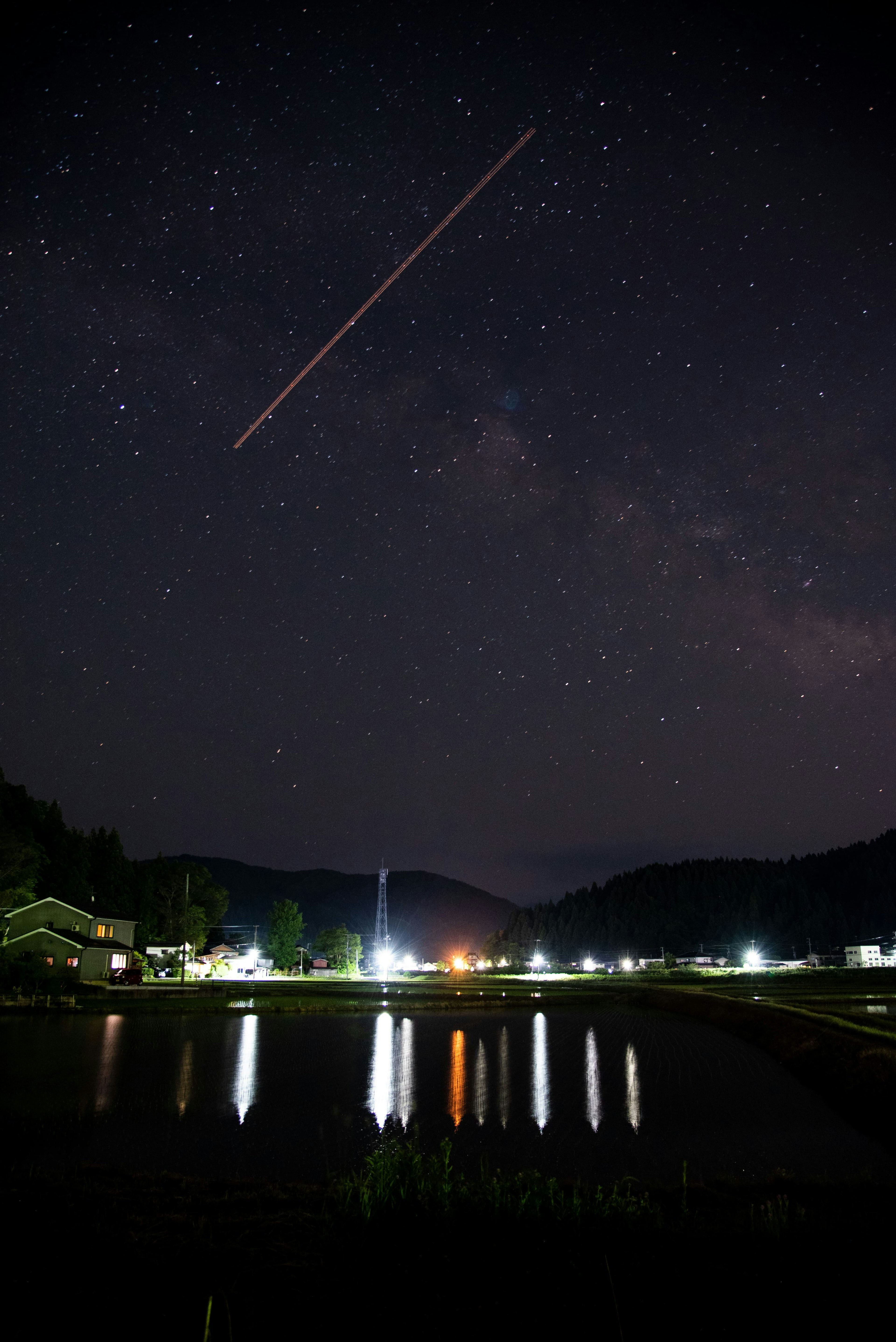 星空と水面の反射が美しい夜景