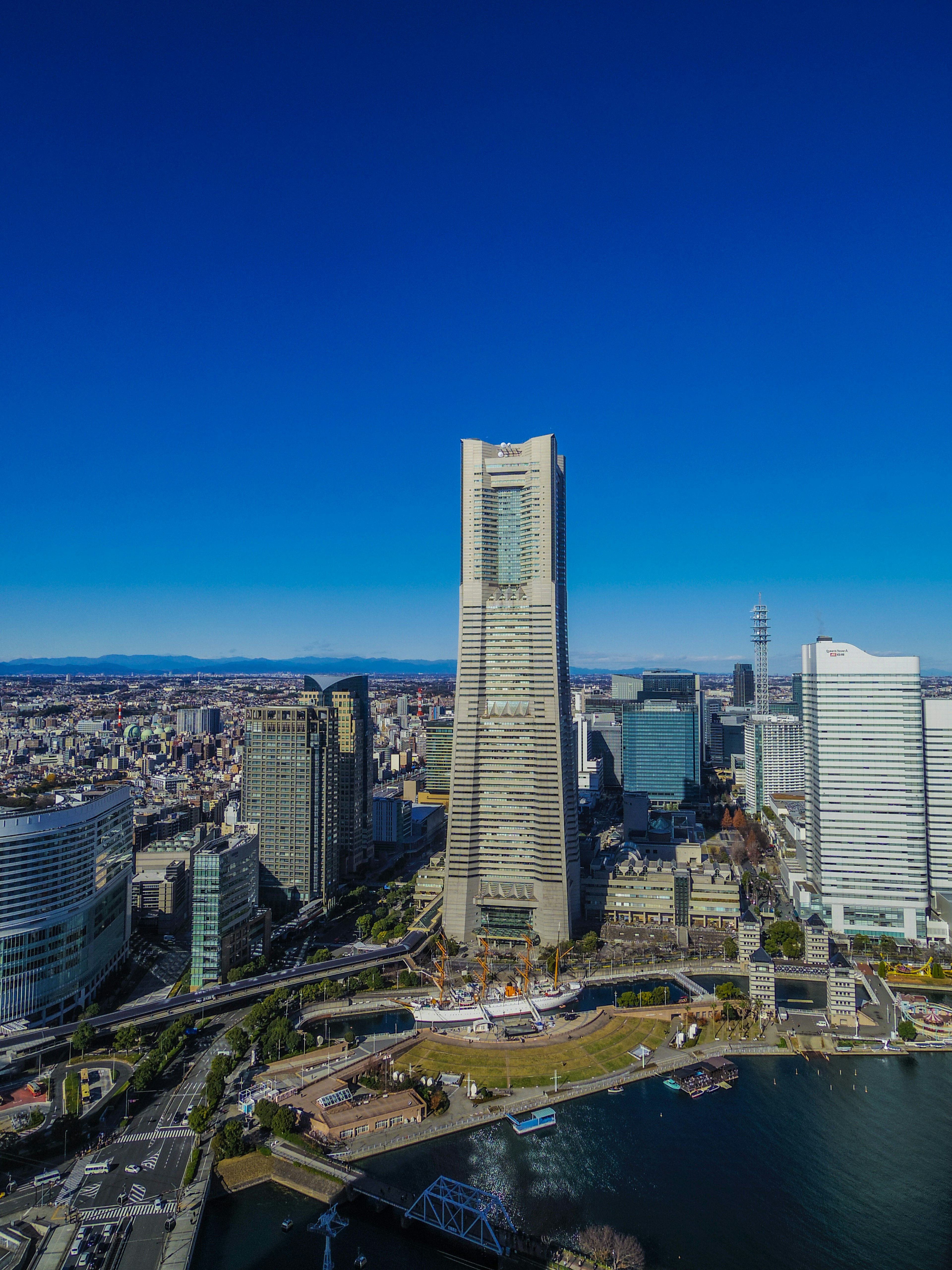 Cảnh nhìn từ trên cao về Tháp Landmark Yokohama và các tòa nhà chọc trời xung quanh