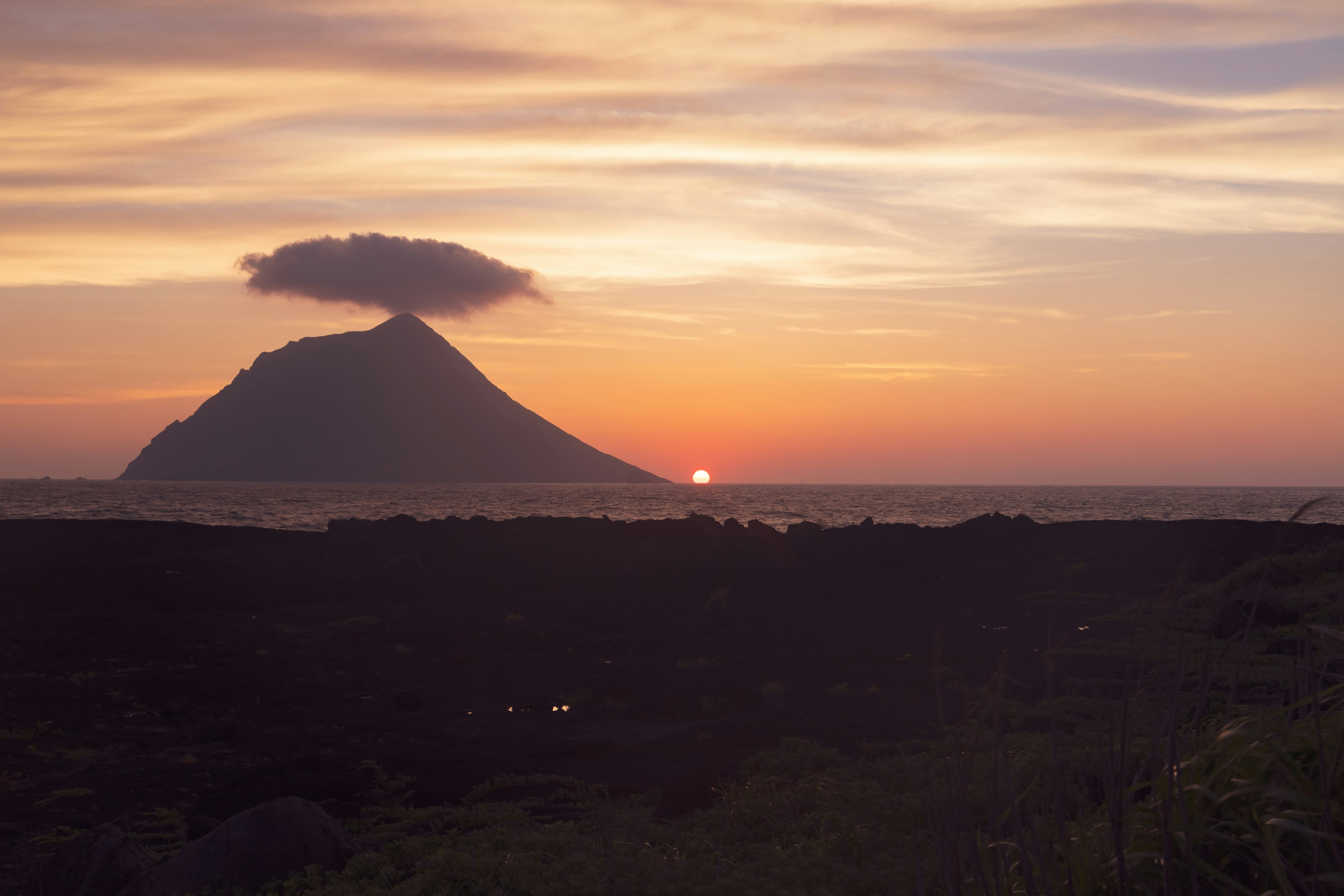 日落时分的火山轮廓与云朵