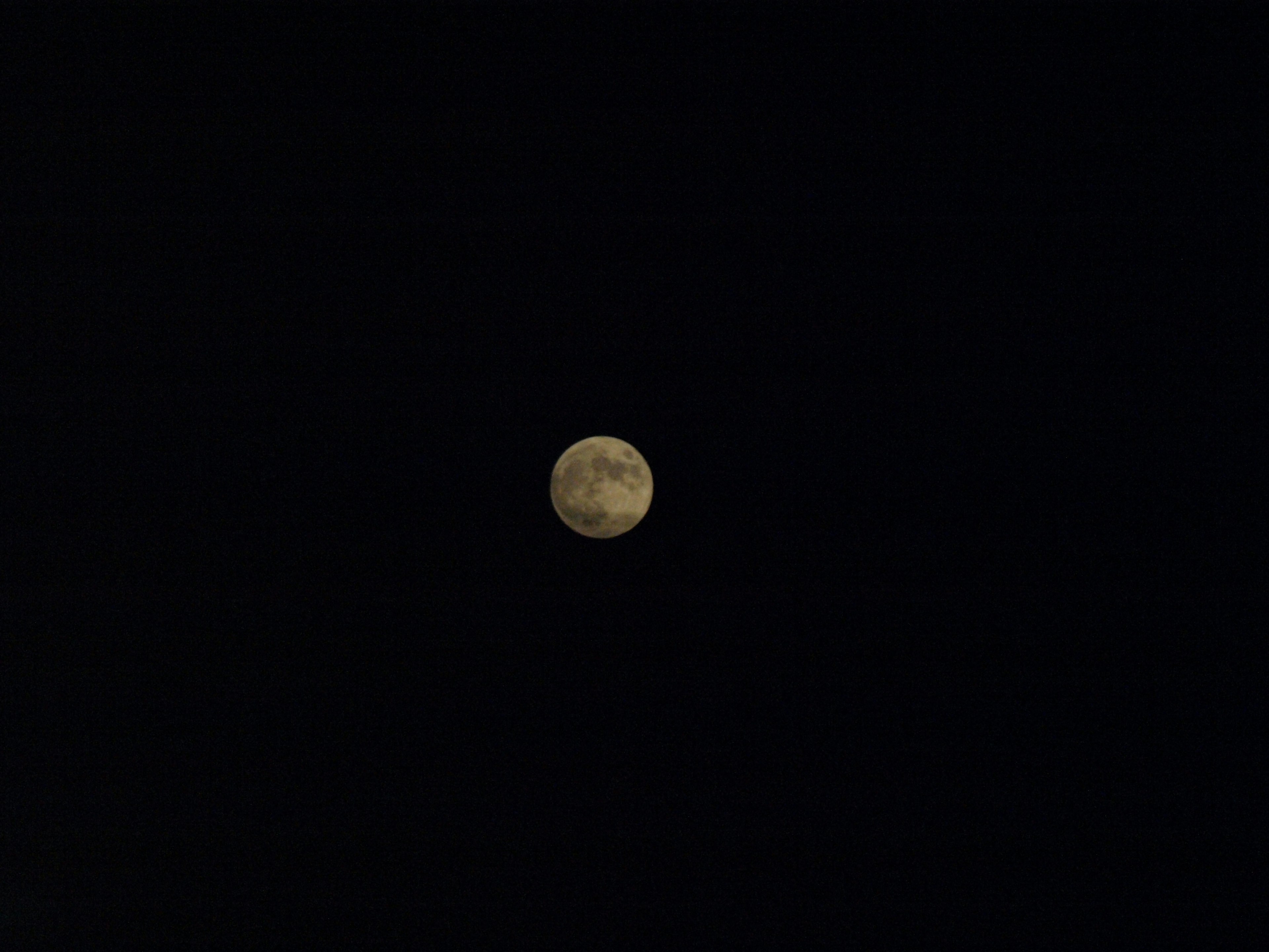 Una luna llena brillante en un cielo oscuro