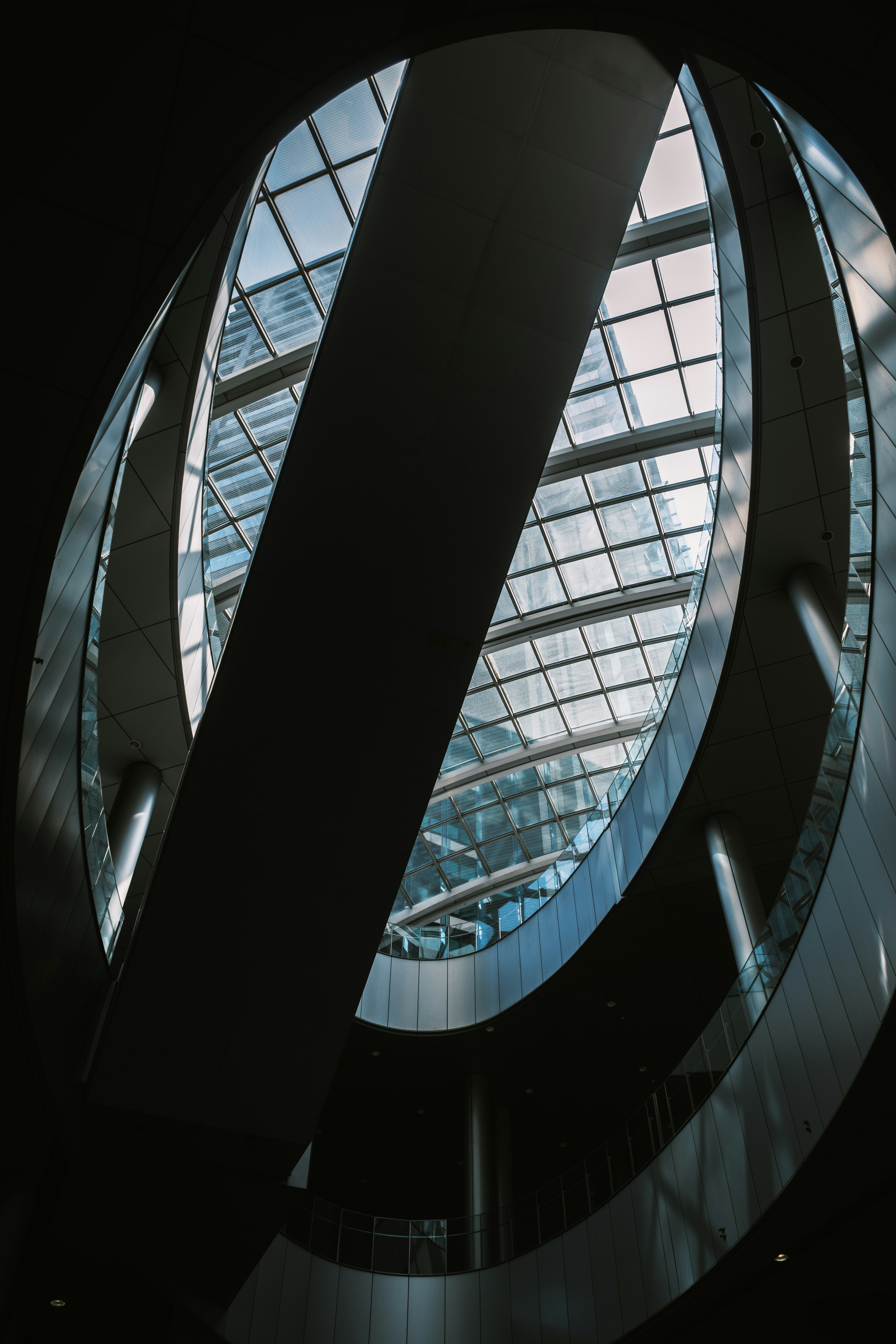 Une vue de l'intérieur d'un bâtiment moderne montrant une grande fenêtre et un design incurvé