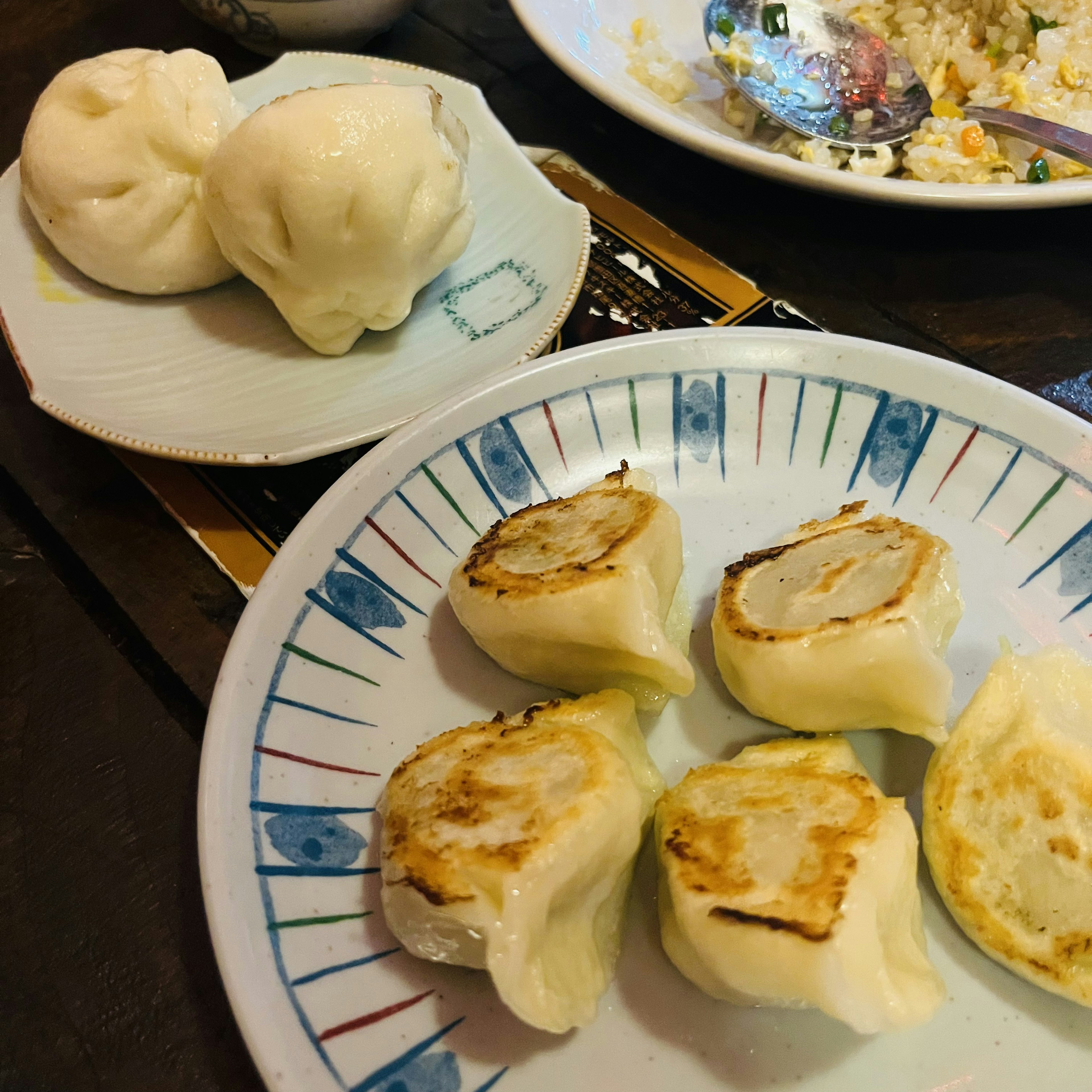 Dumplings al vapor y fritos servidos en platos