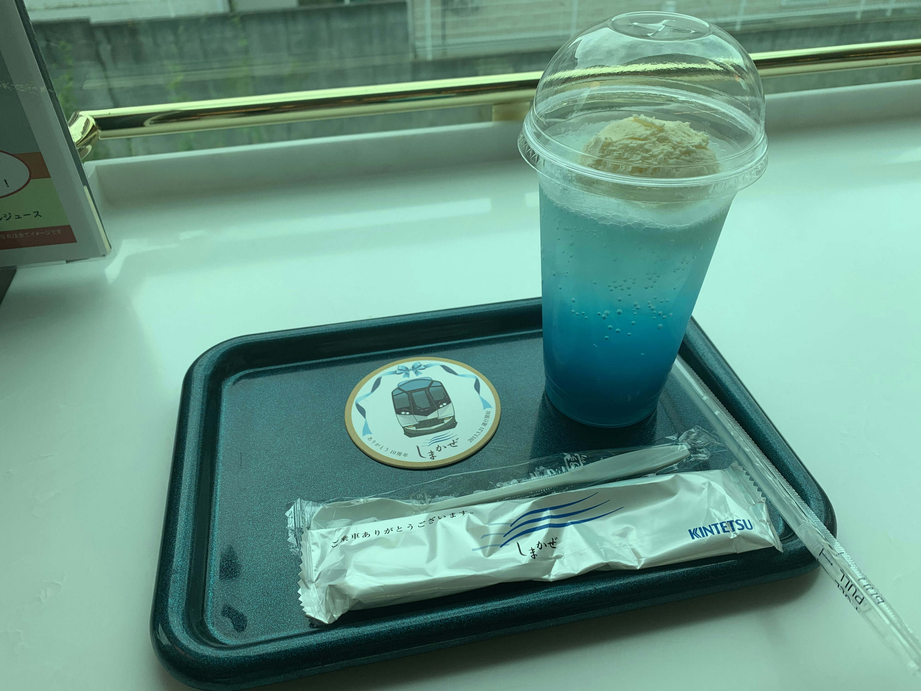 一個藍色飲料和甜點的組合放在托盤上