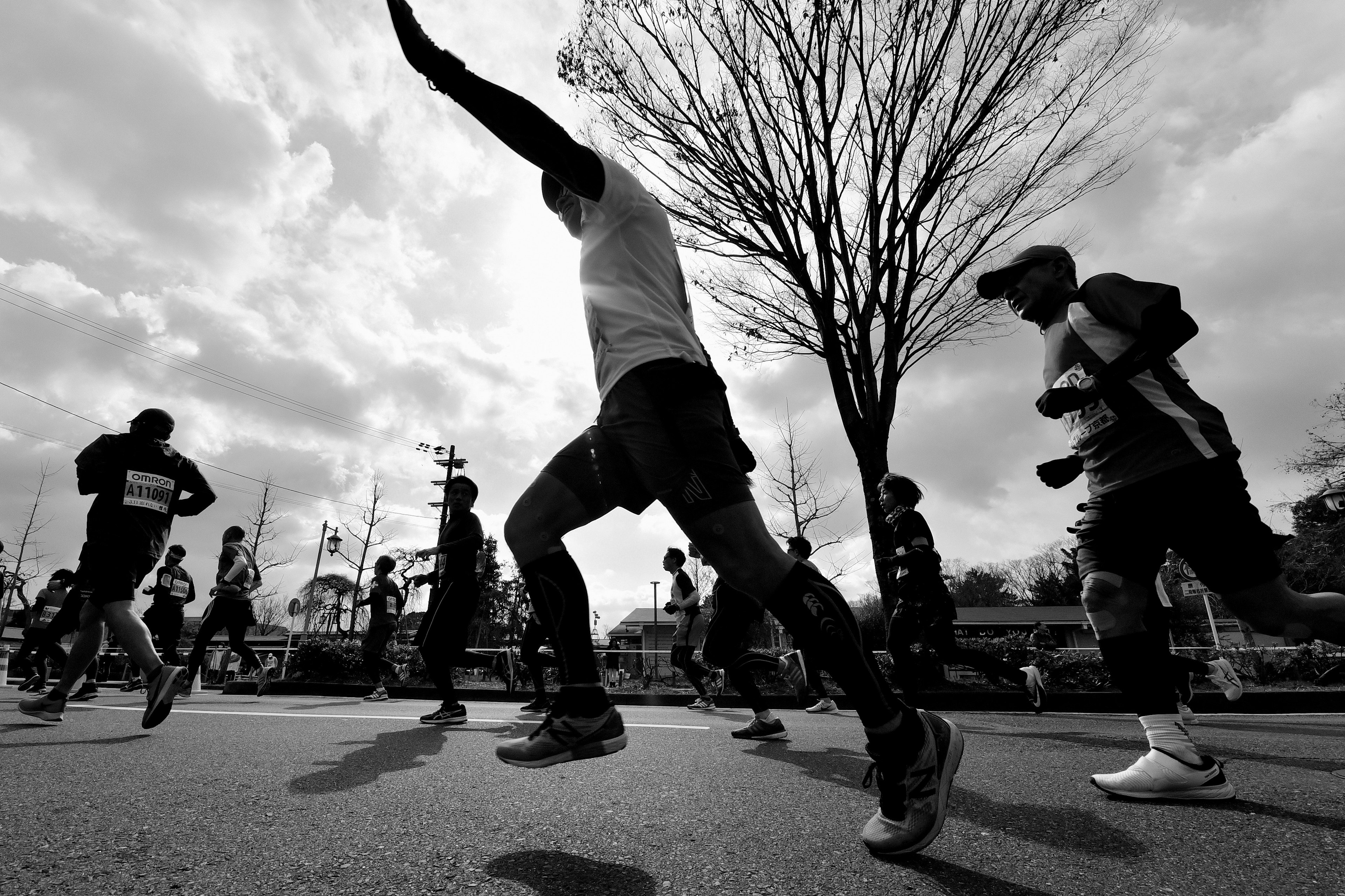 Des coureurs participant à une scène de marathon en monochrome