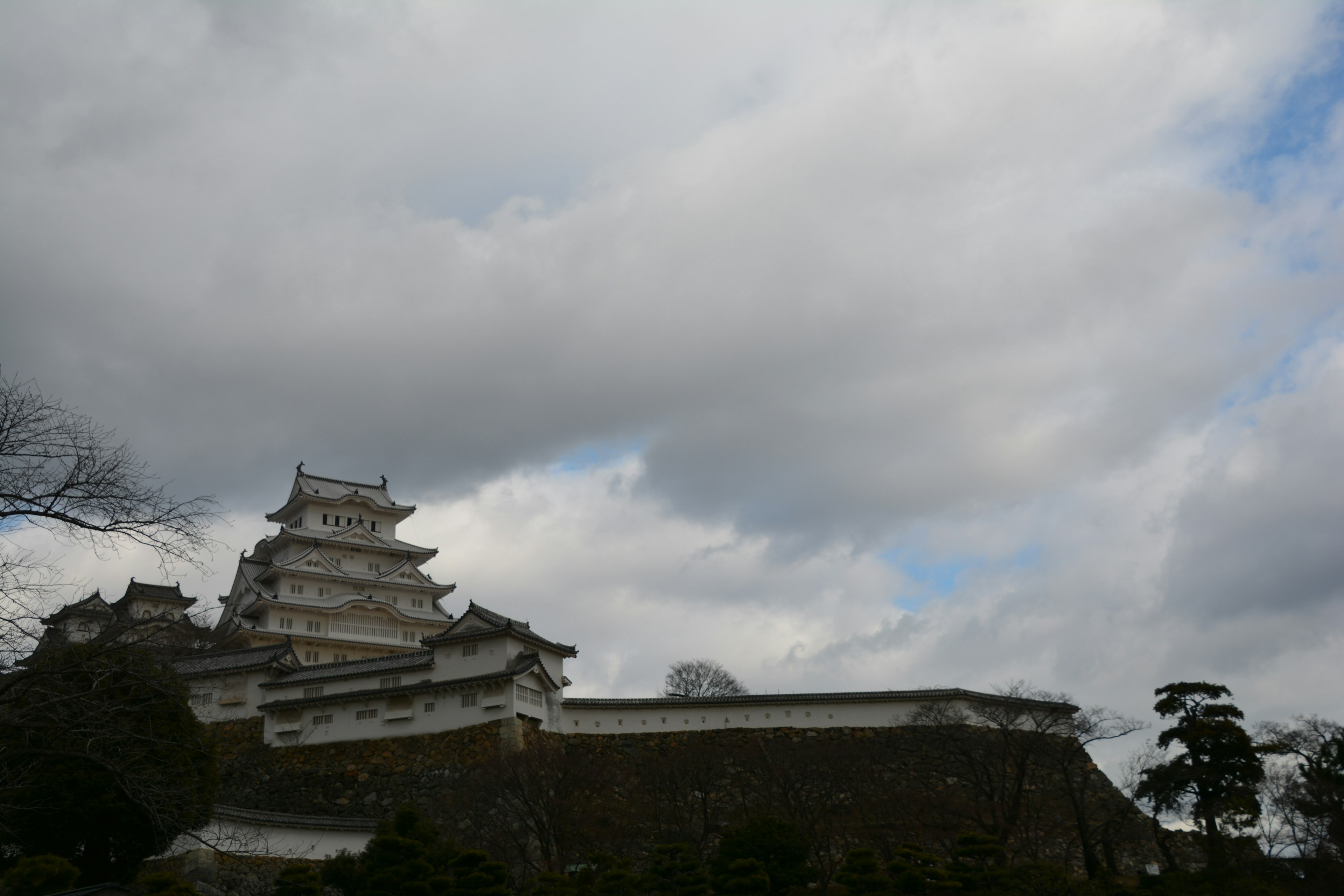 Castillo de Himeji con un cielo nublado dramático