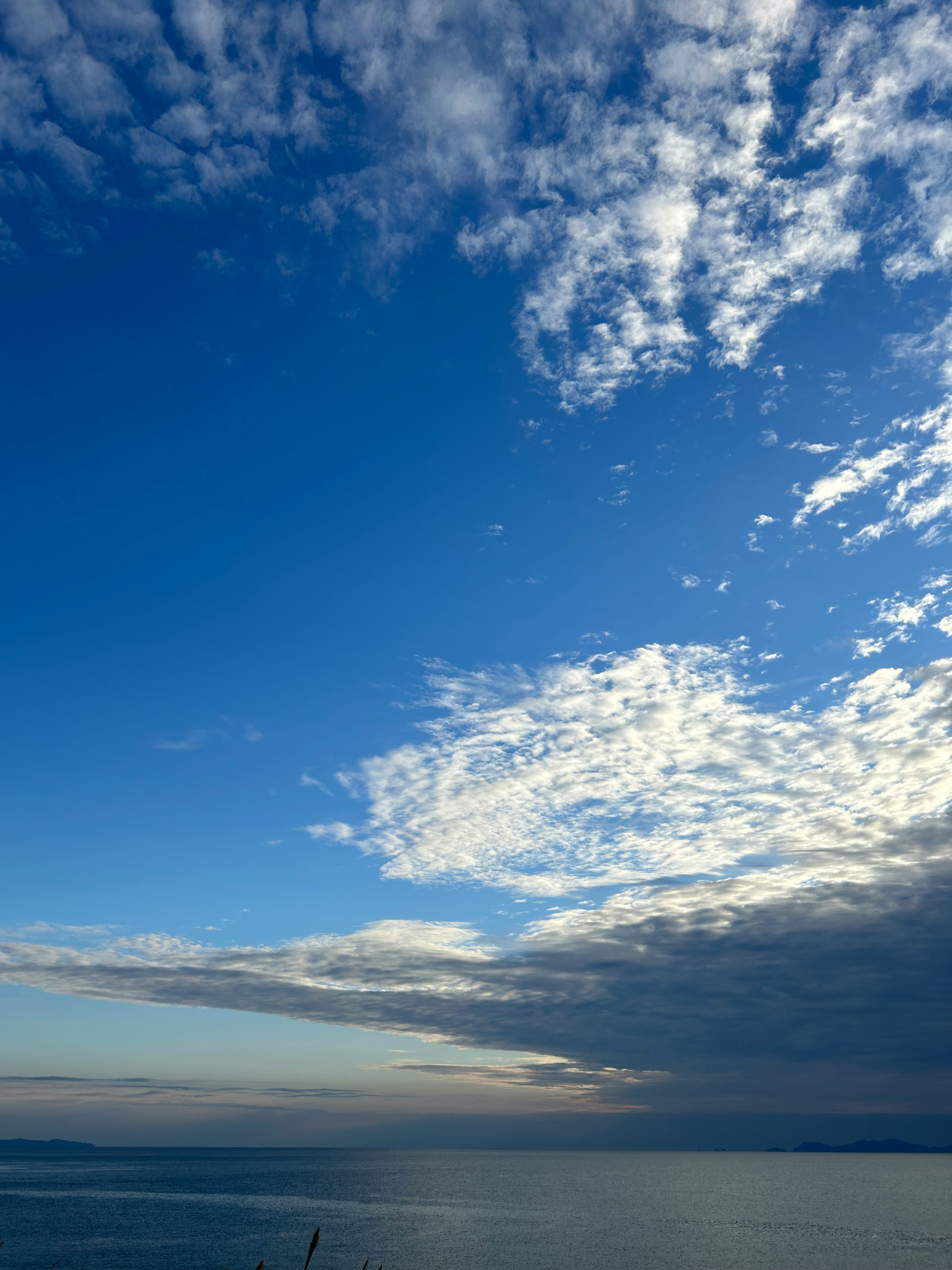 Hermosa vista del cielo azul con nubes blancas