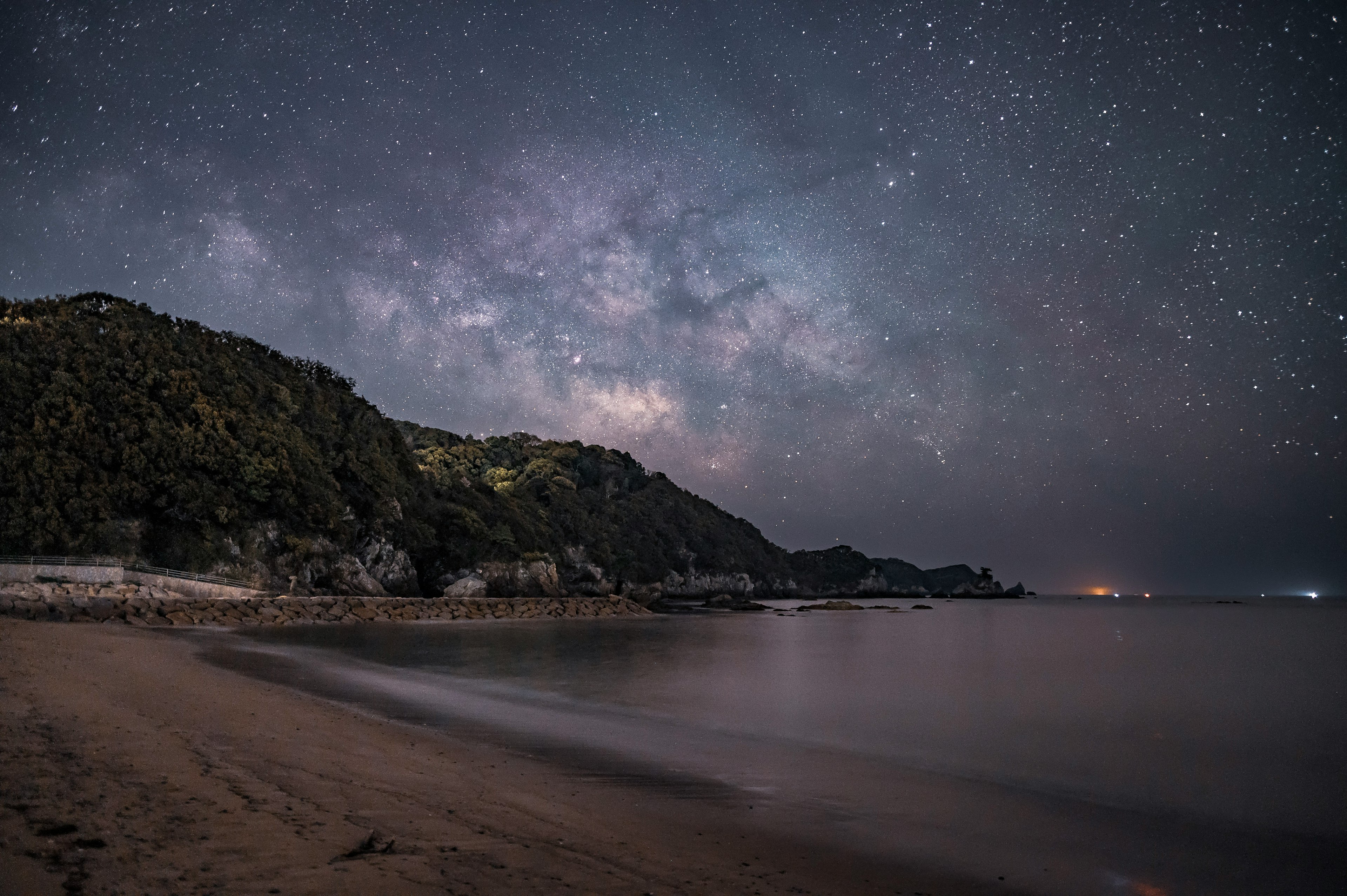 宁静海滩上方灿烂星空的美丽景色