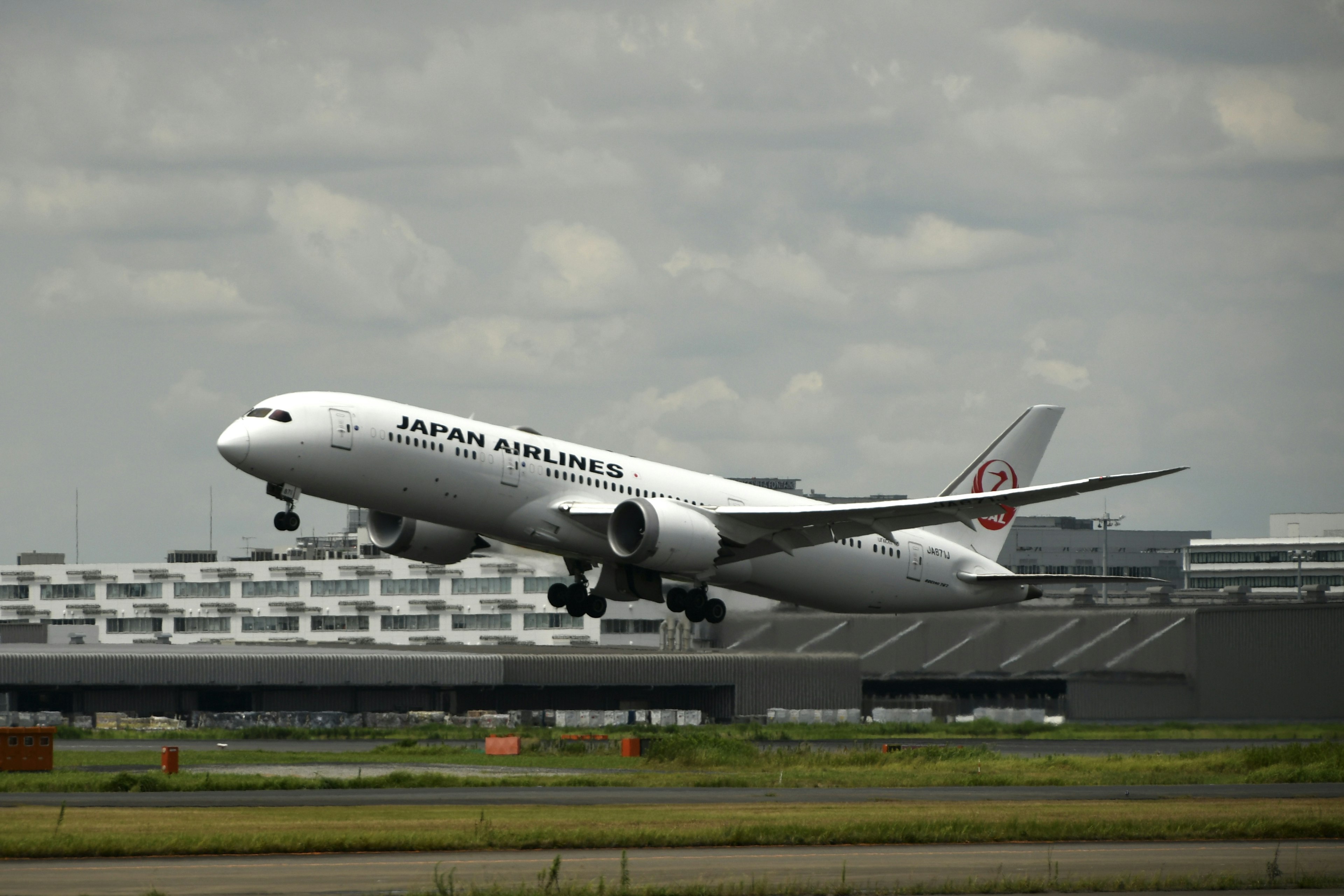 Passagierflugzeug von Japan Airlines beim Start