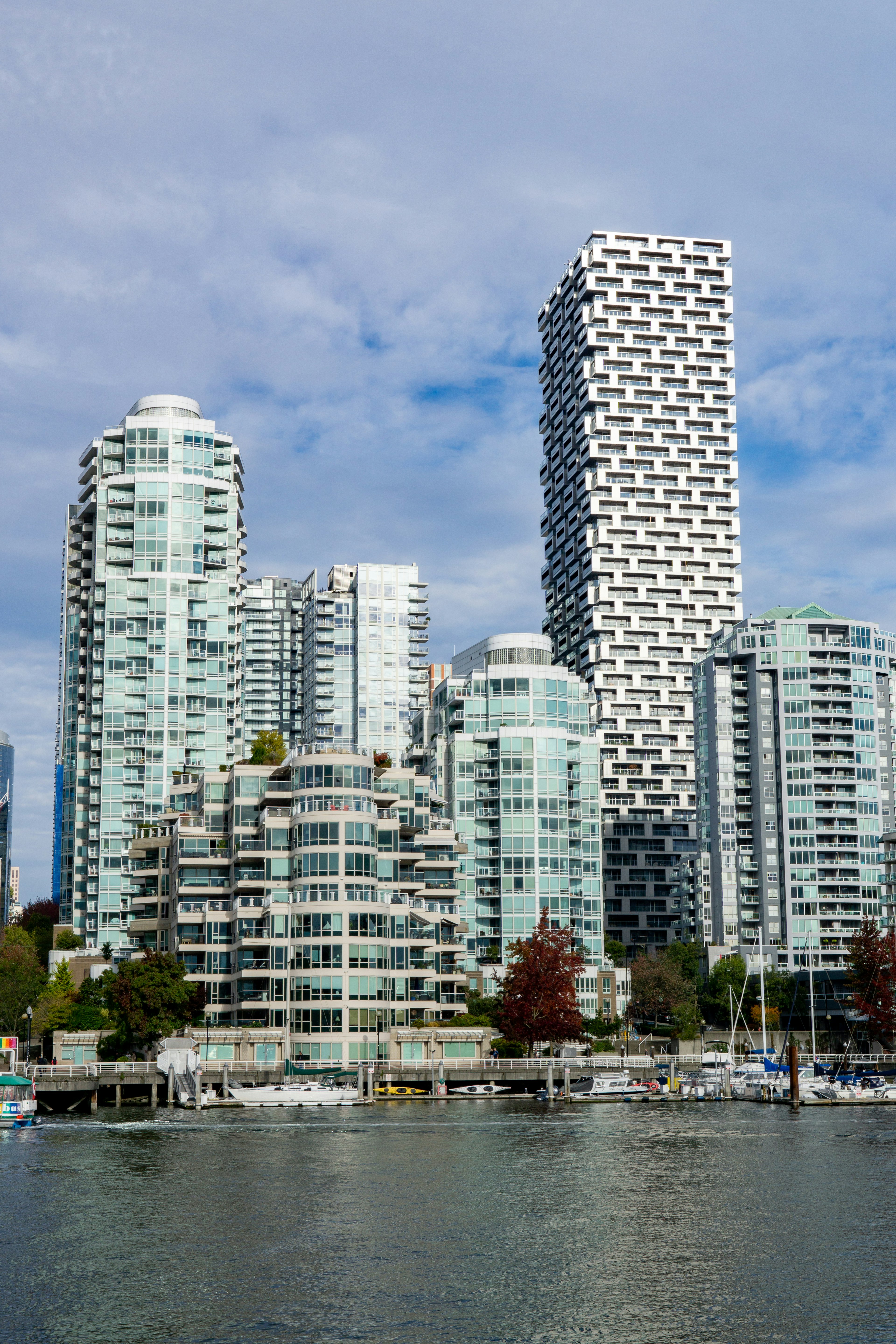 Skyline di una città con moderni edifici in vetro che si riflettono sull'acqua