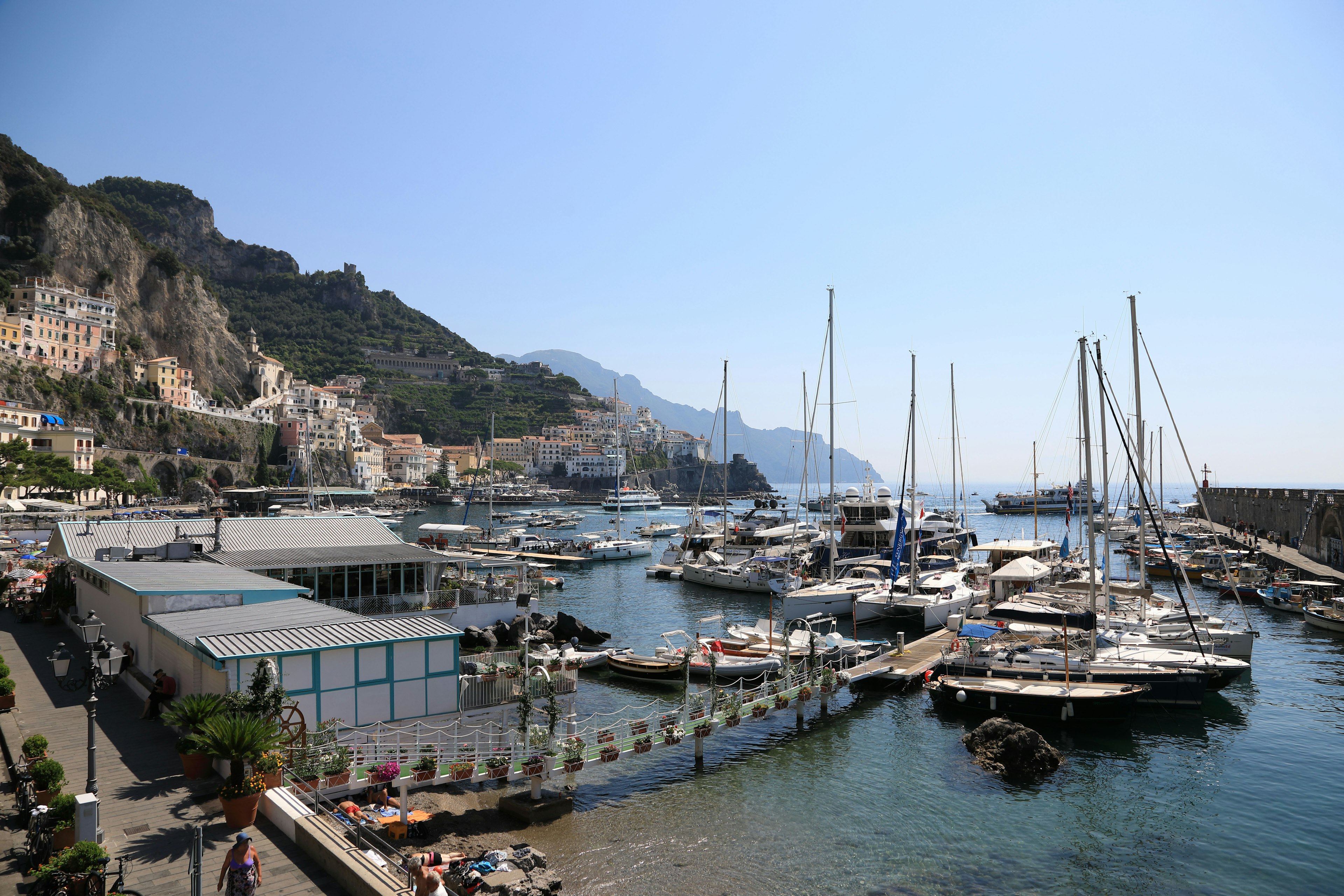 Yates atracados en el puerto de Amalfi con un impresionante fondo montañoso