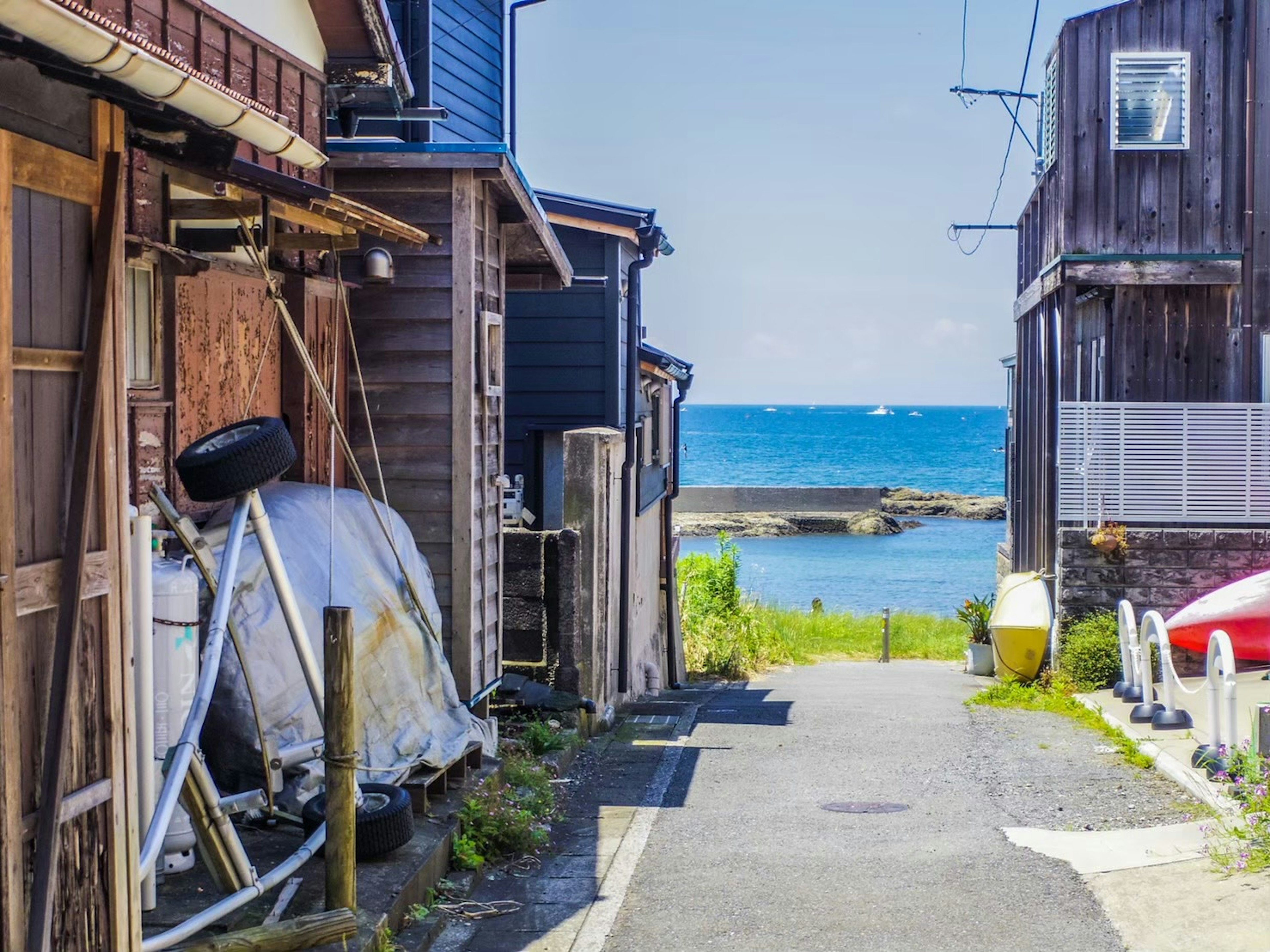 海の見える小道の風景 古い家々が立ち並ぶ