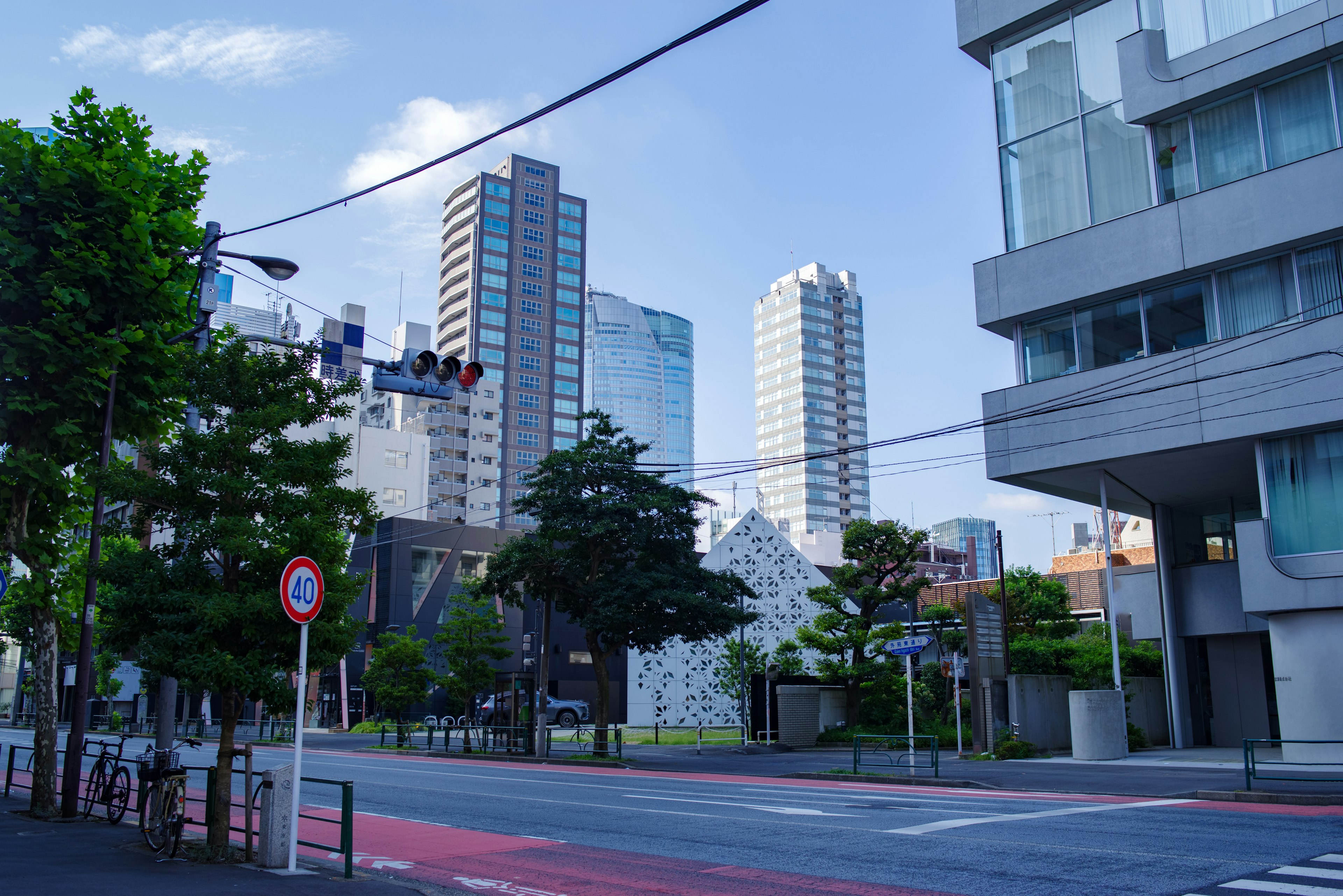 Cảnh quan thành phố Tokyo với các tòa nhà chọc trời và cây cối tín hiệu giao thông và đường