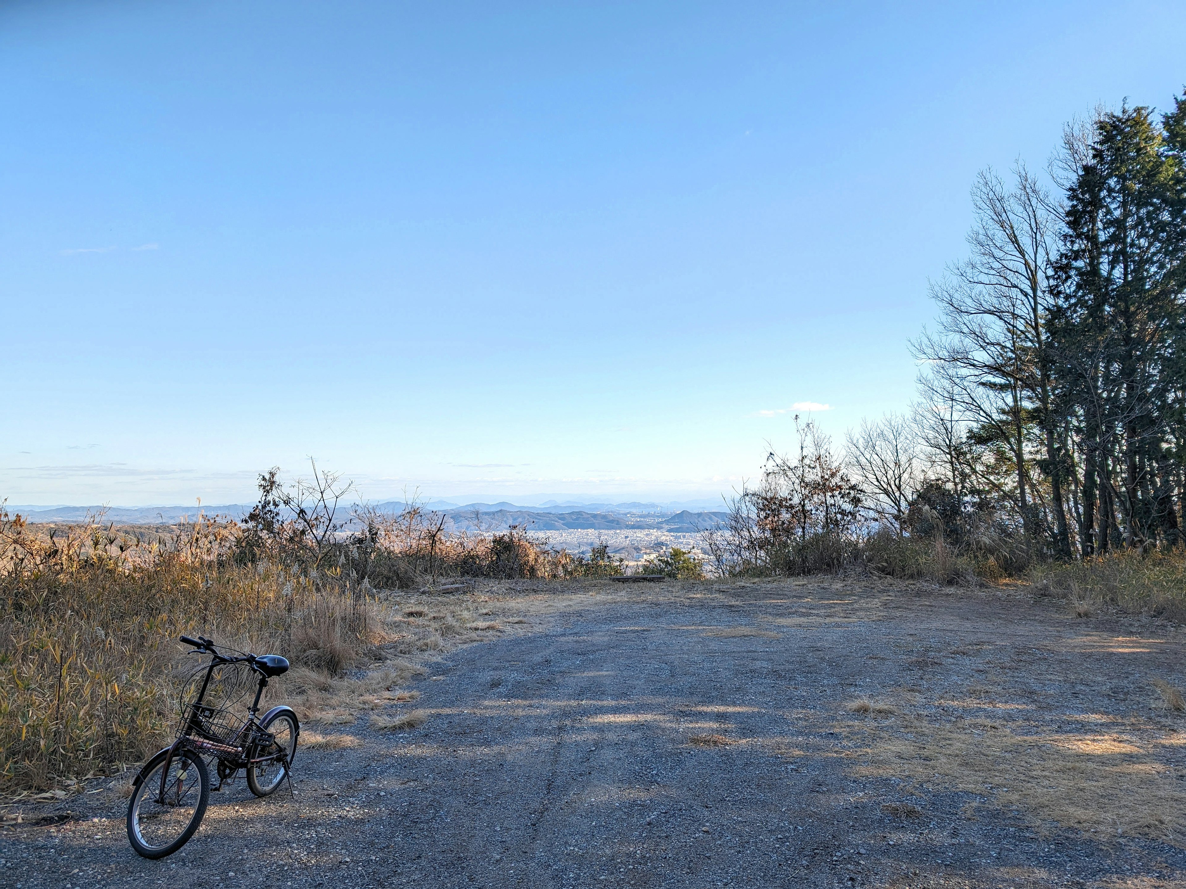 Vélo garé sur une route non pavée avec une vue panoramique