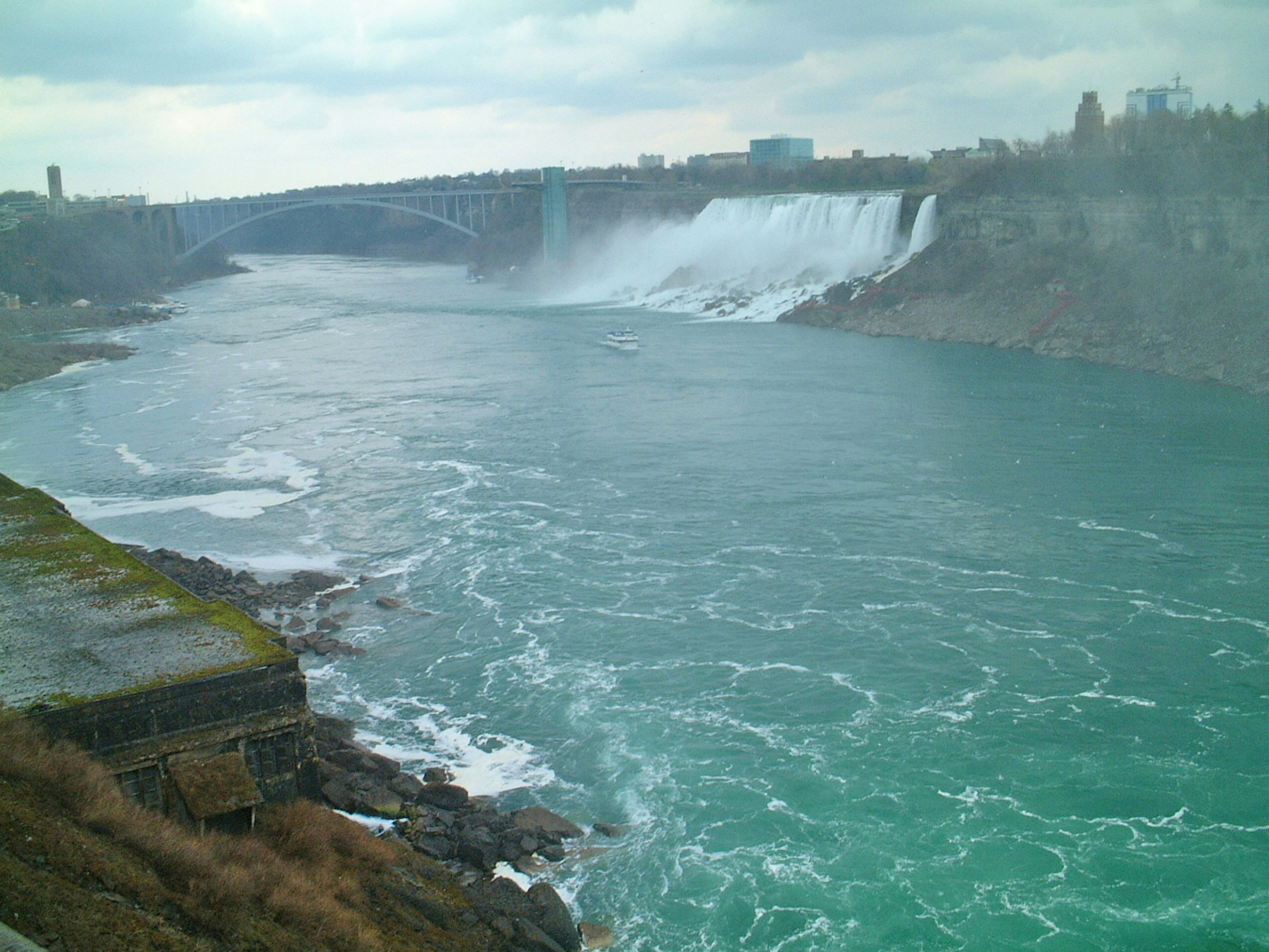 Pemandangan menakjubkan Air Terjun Niagara dengan air pirus dan tepi berbatu