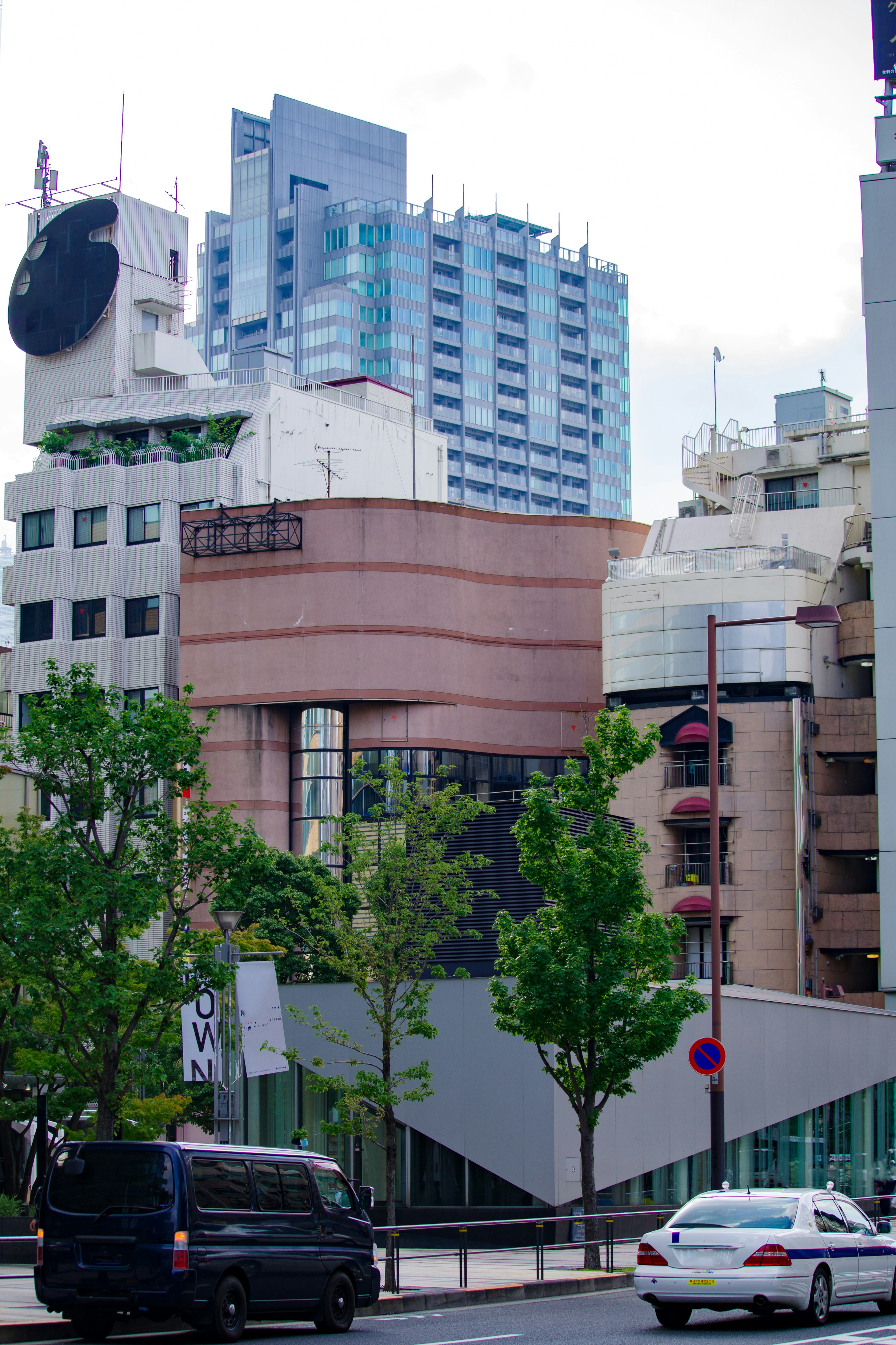 城市風景，現代建築與綠色樹木