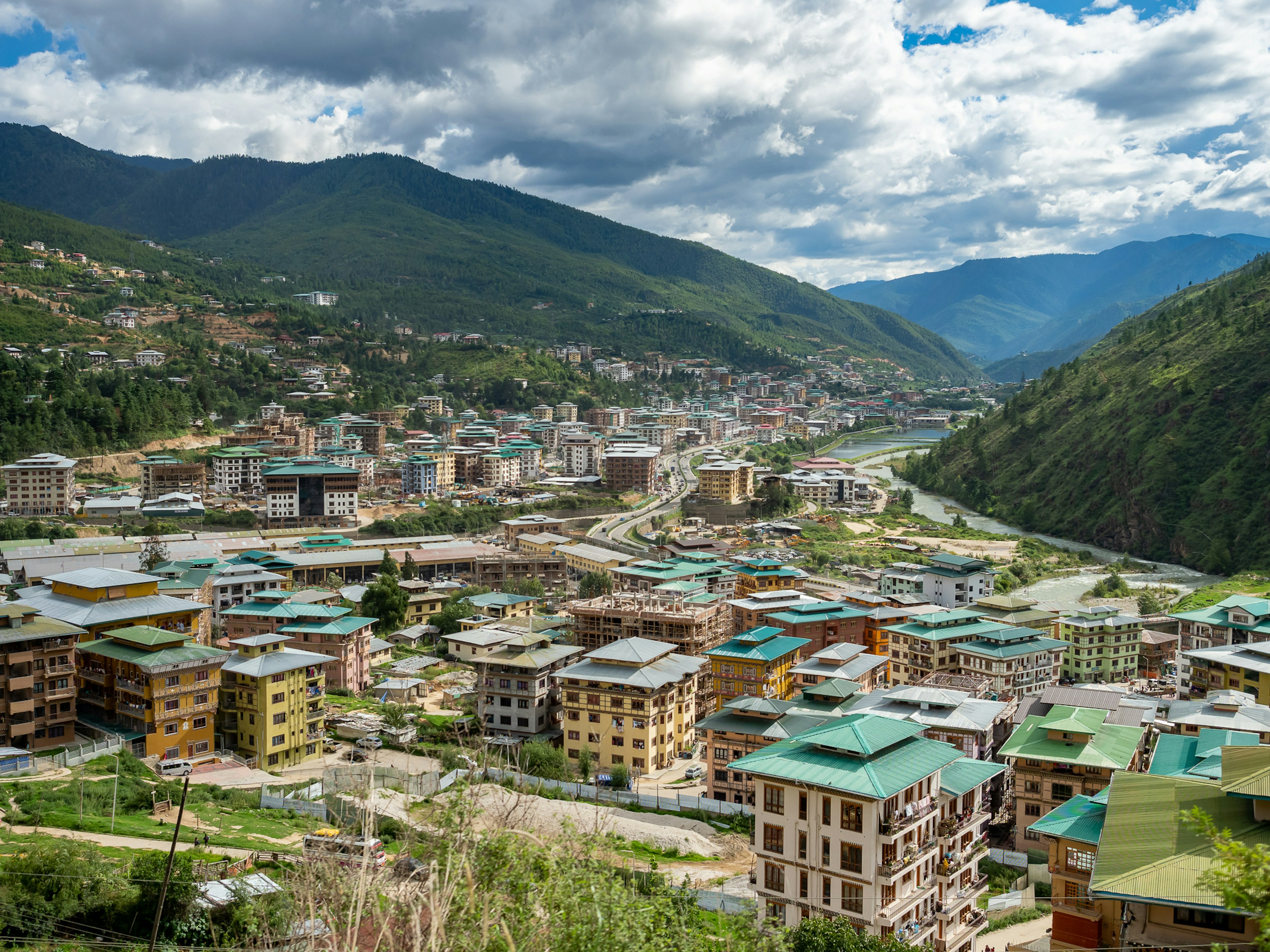 山谷小鎮的風景，綠色屋頂建築