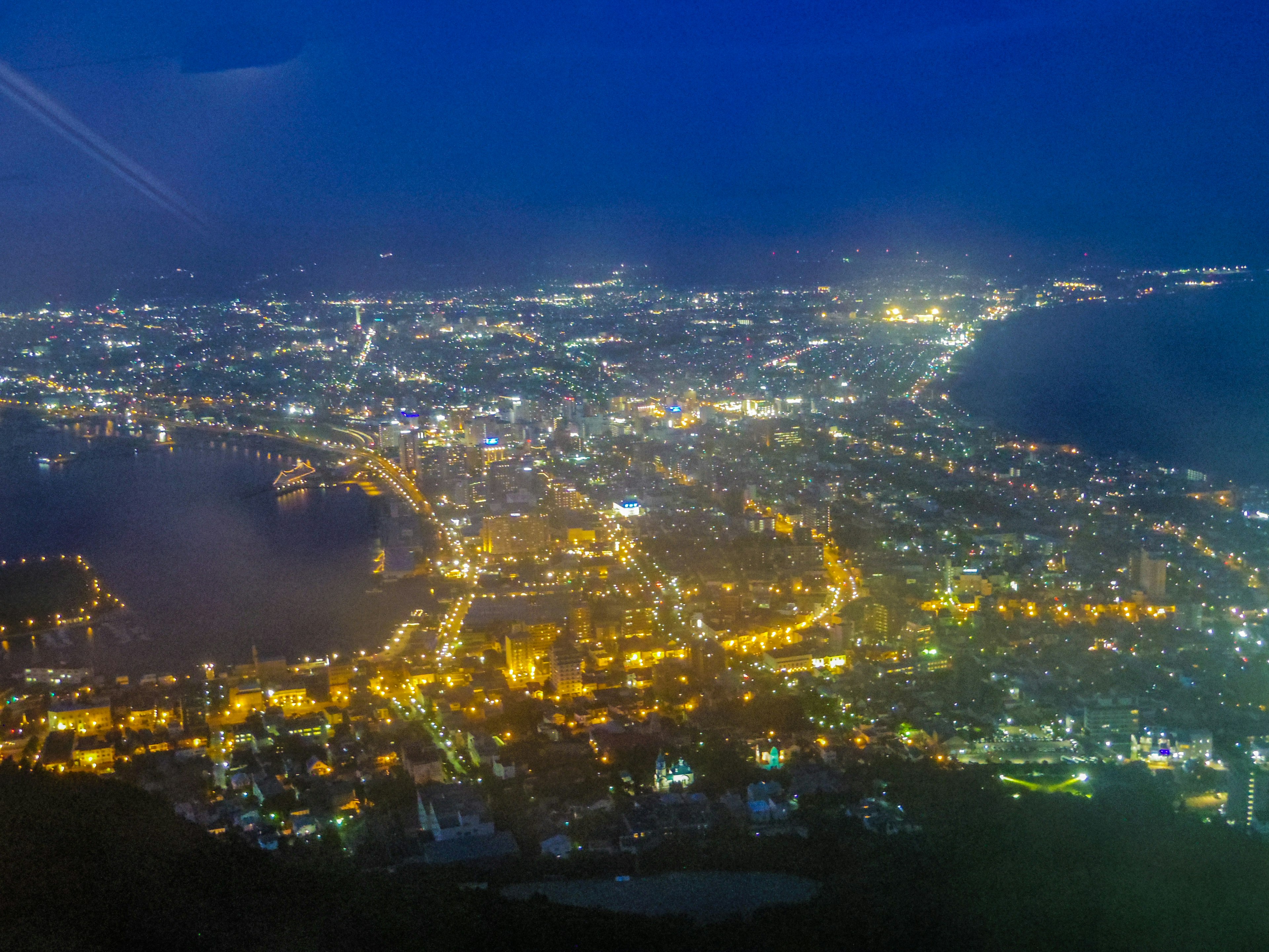 Pemandangan malam yang menakjubkan dari lanskap kota yang diterangi lampu