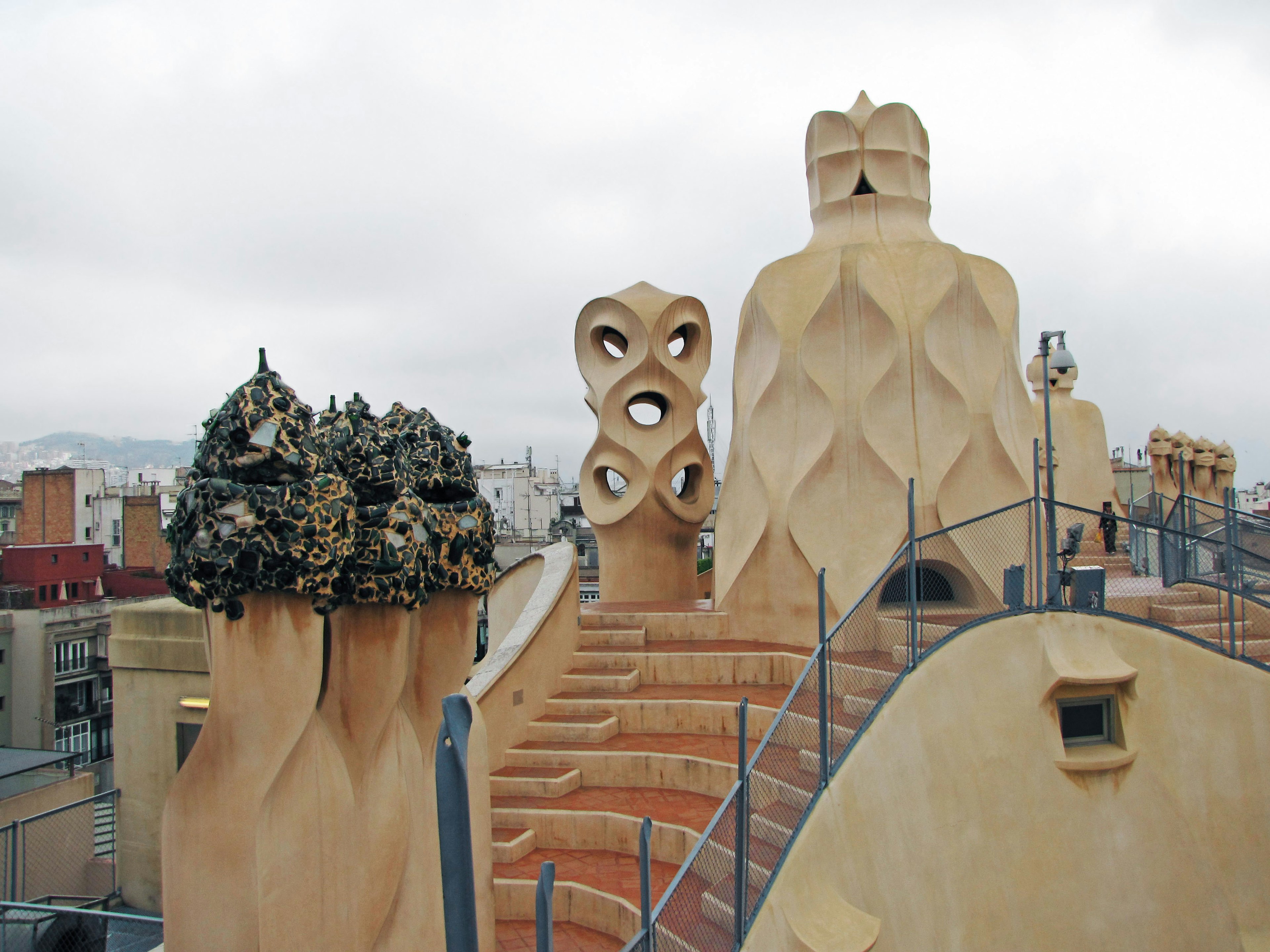 Cerobong unik dan desain di atap Casa Milà di Barcelona