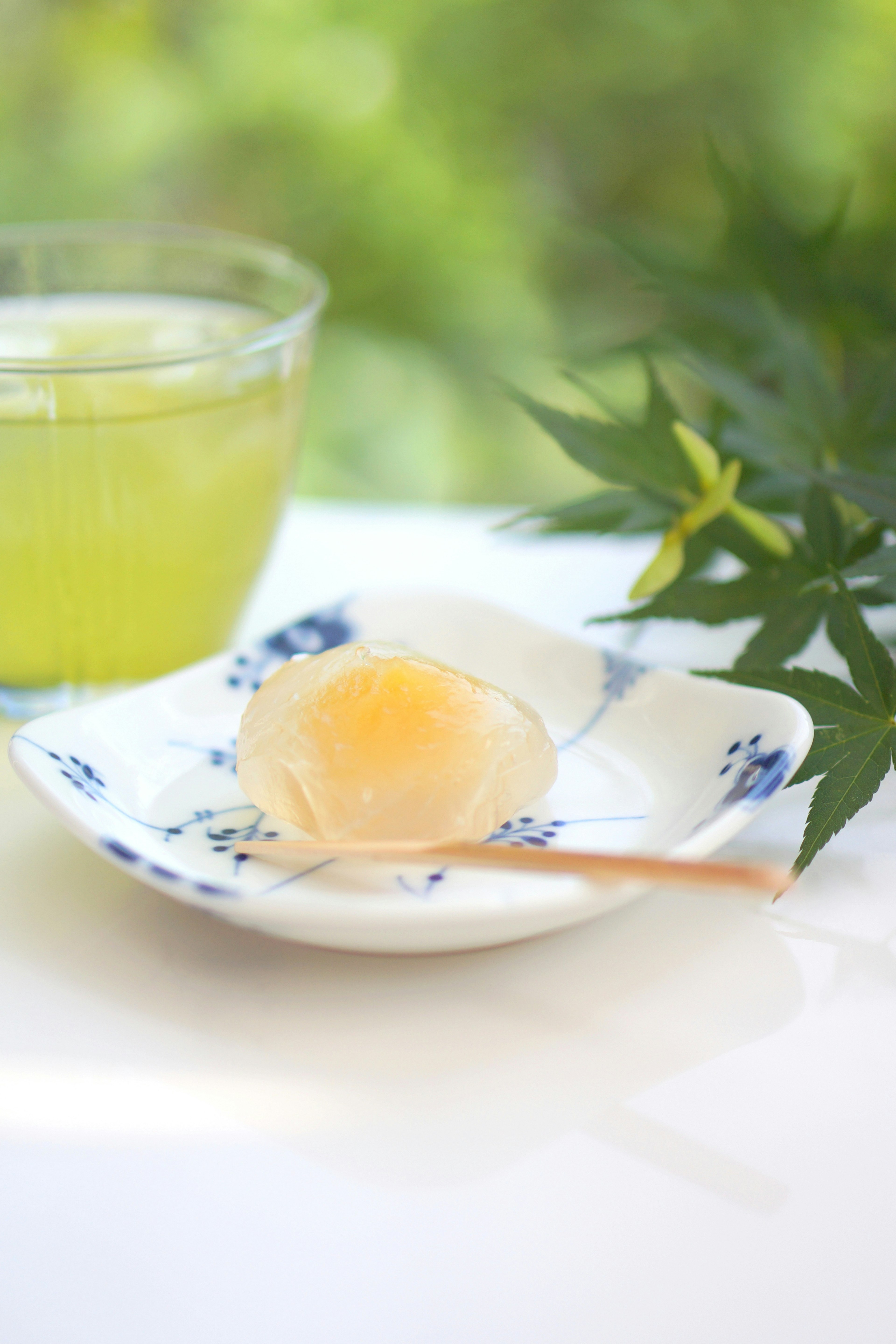 Une belle mise en place de table avec du thé vert et des douceurs japonaises traditionnelles