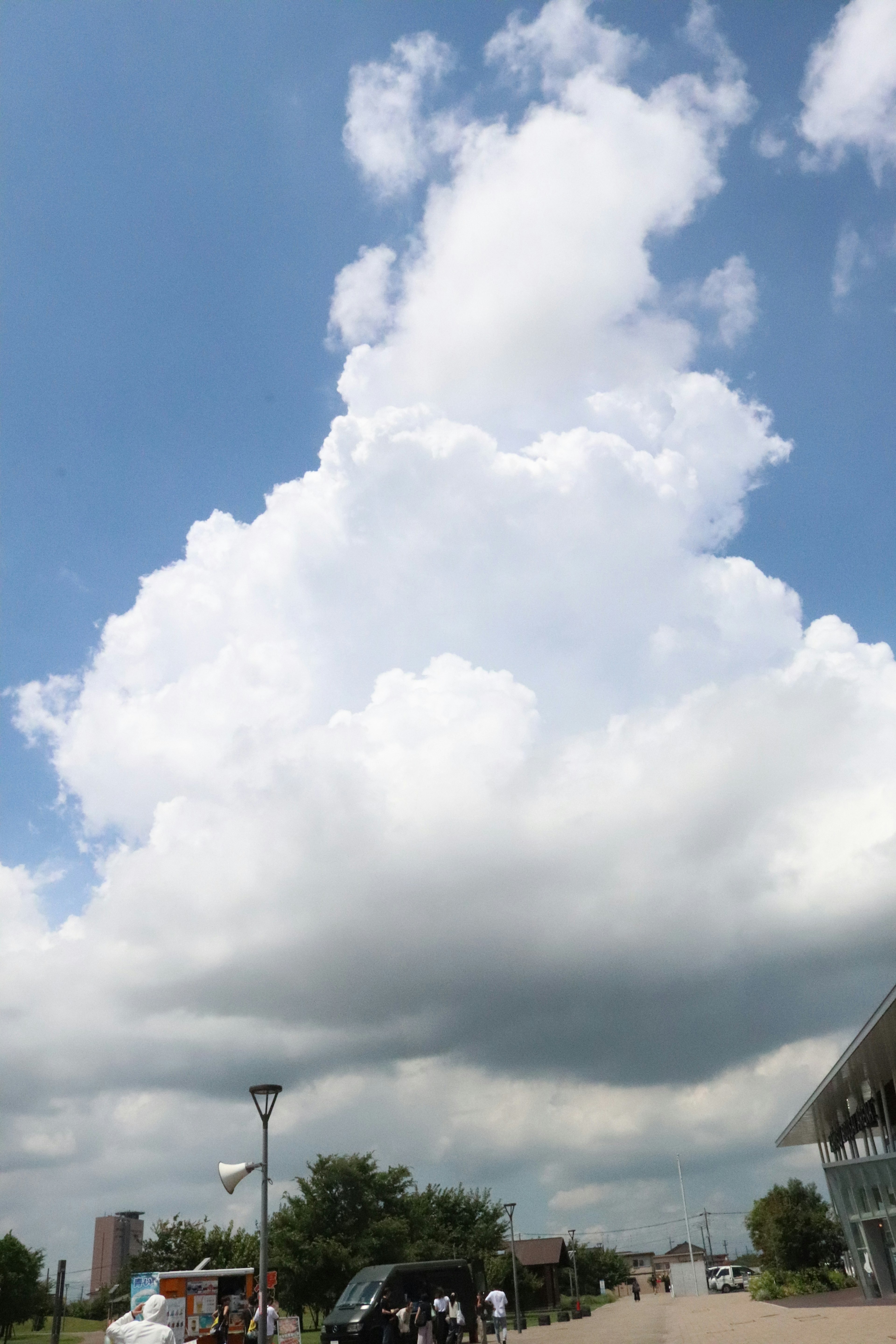 Nuvole bianche soffici in un cielo blu con alberi verdi