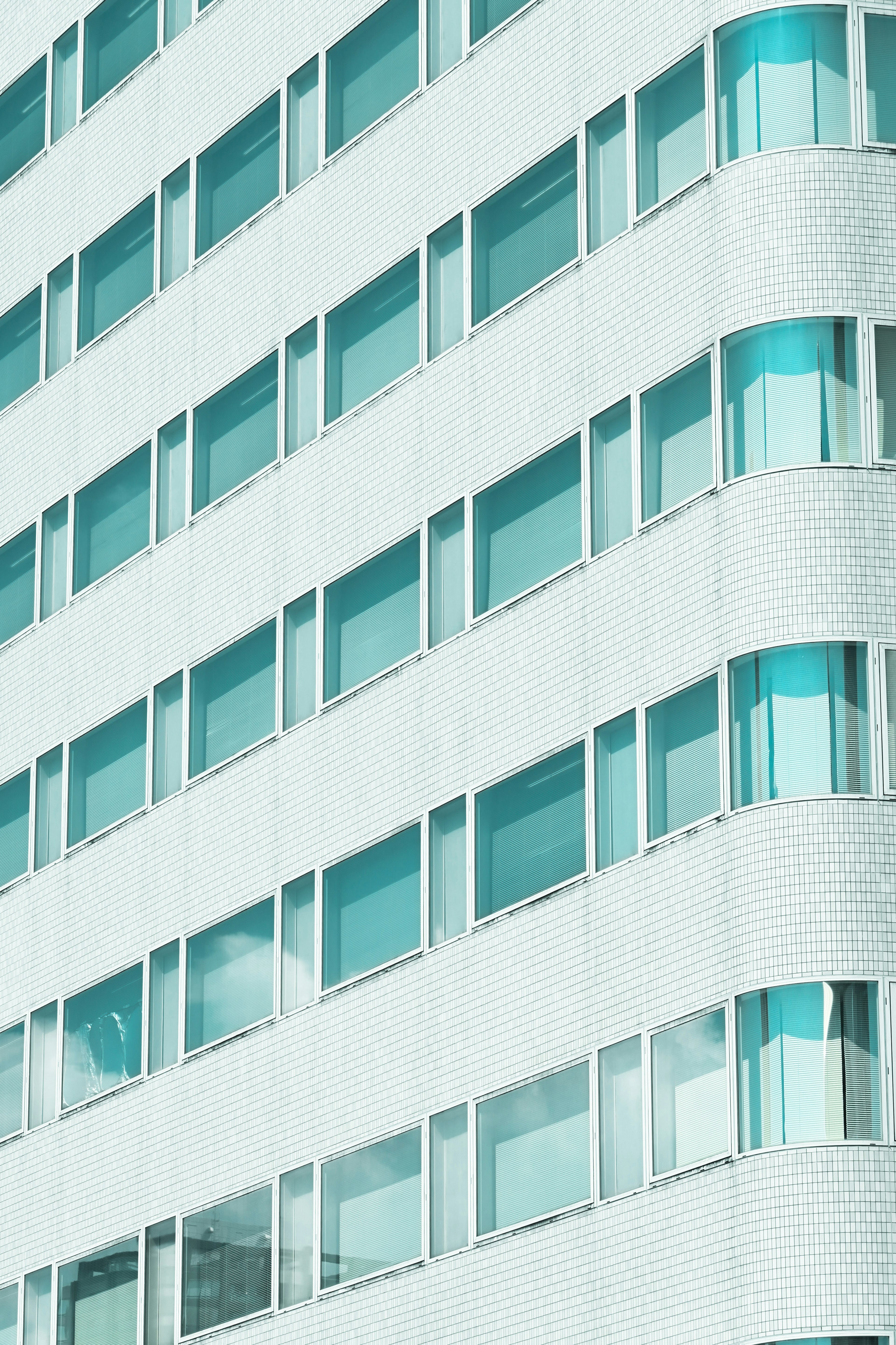 Façade de bâtiment moderne avec des couleurs claires et des fenêtres bien alignées