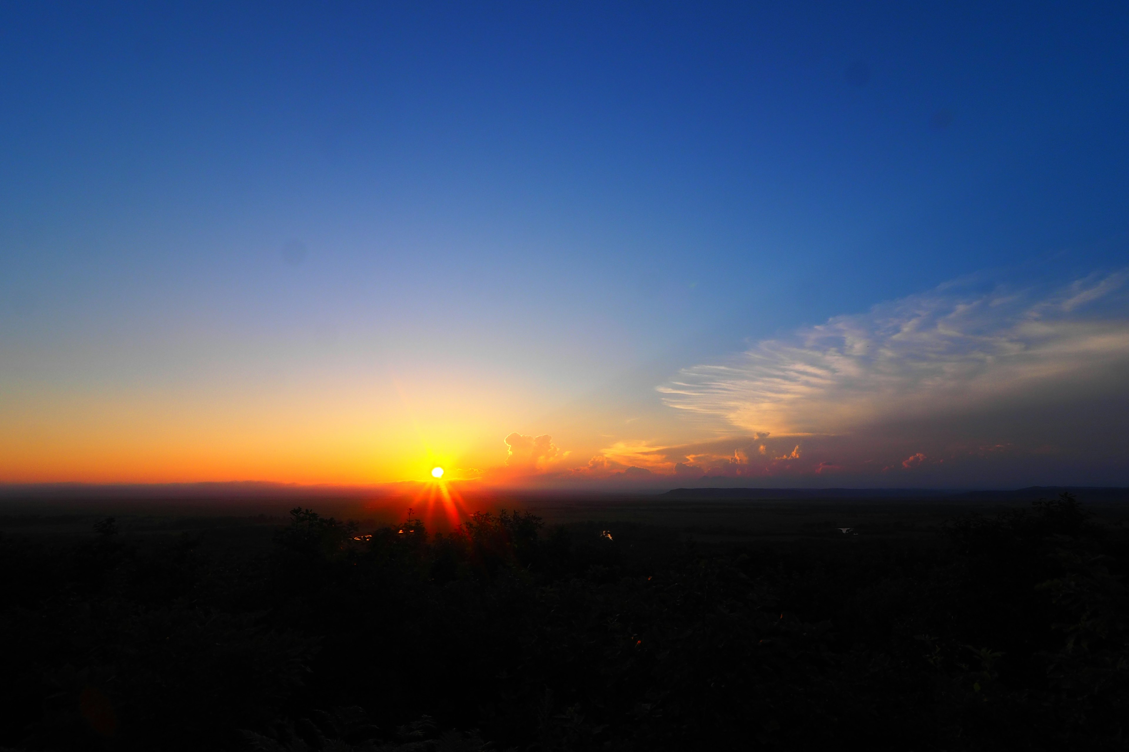 Bellissima vista del tramonto con il sole che tramonta all'orizzonte