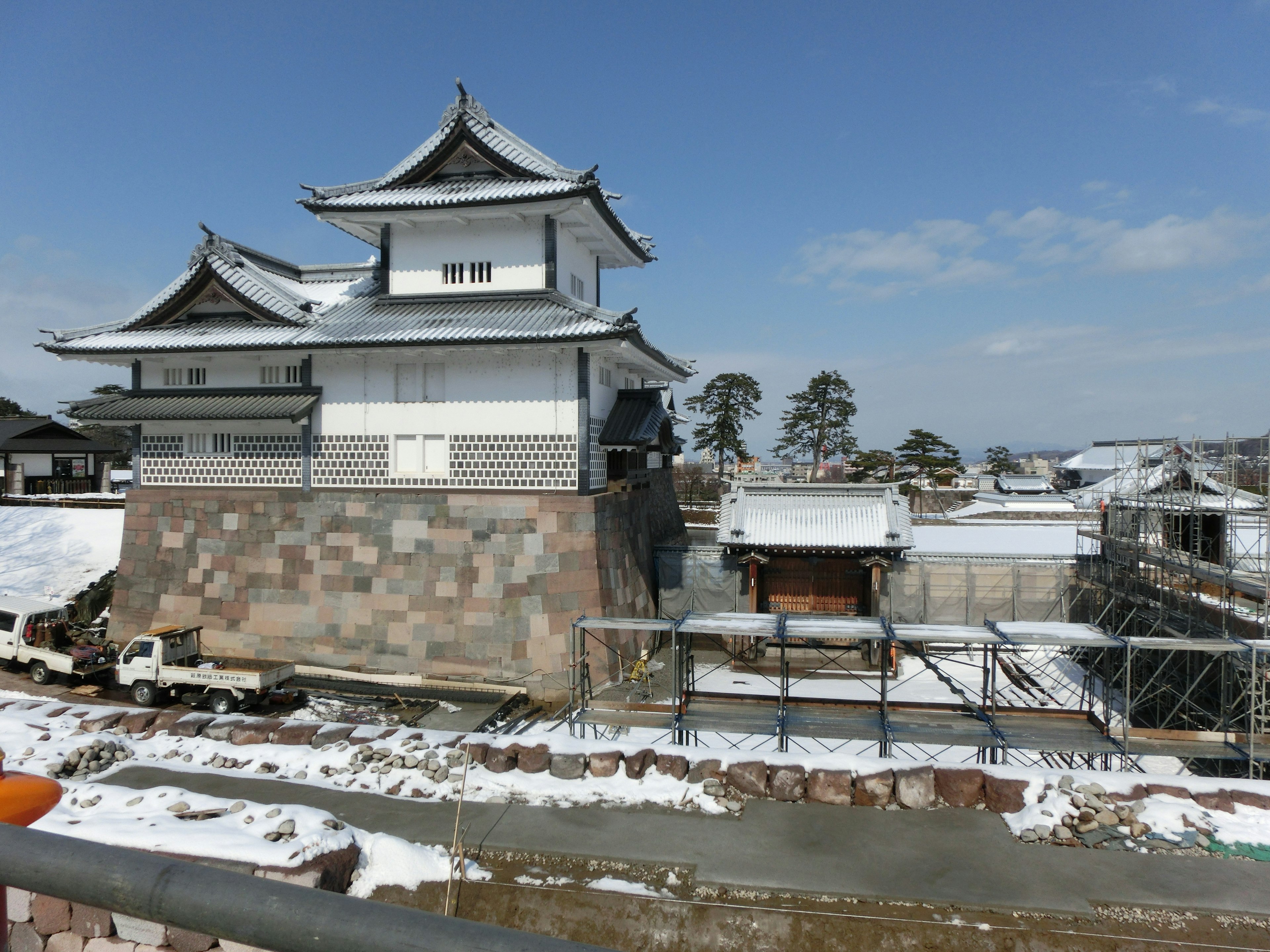 雪に覆われた伝統的な日本の城と周囲の建物