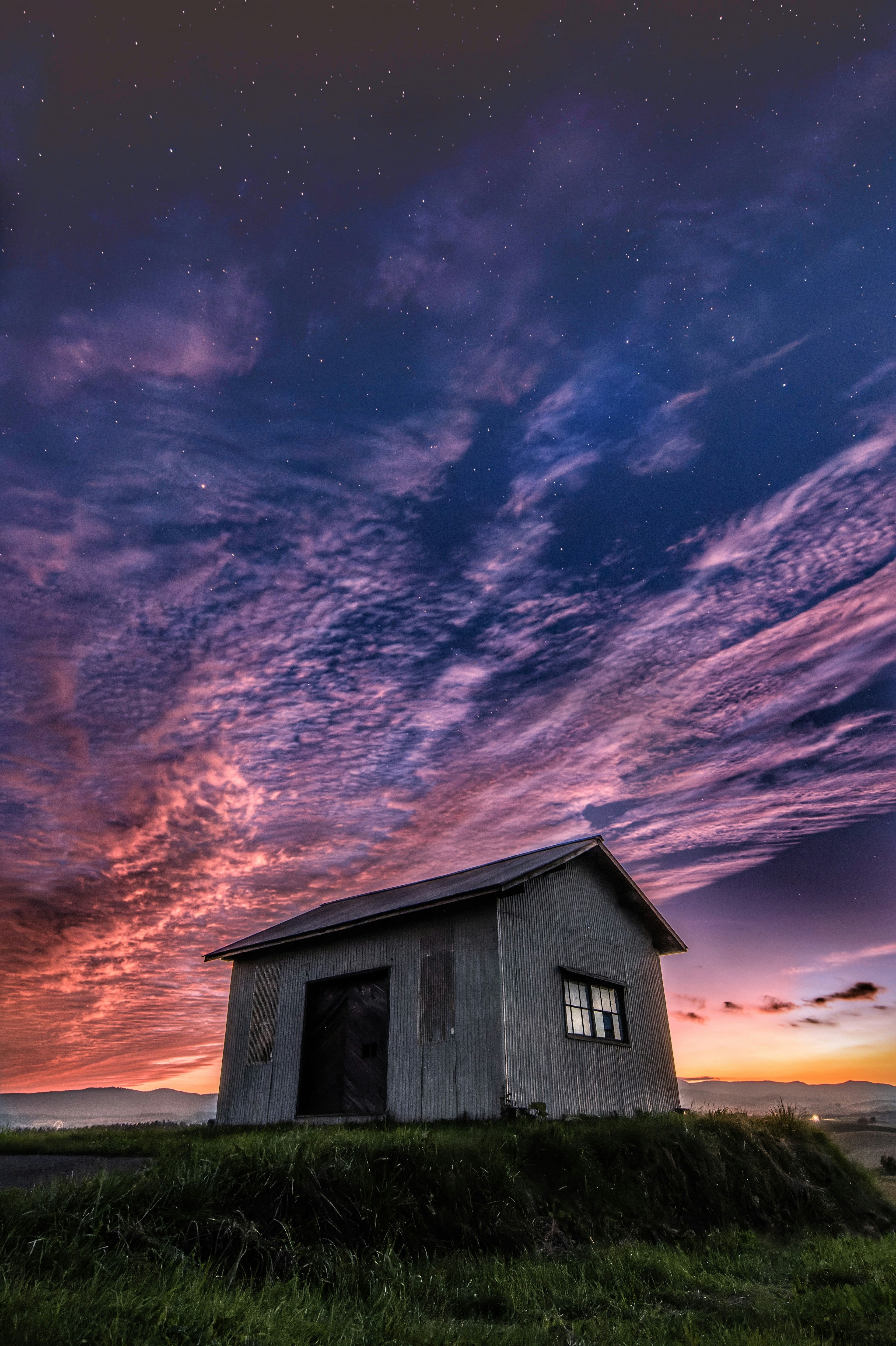 Ein kleines Haus unter einem schönen Sonnenuntergangshimmel