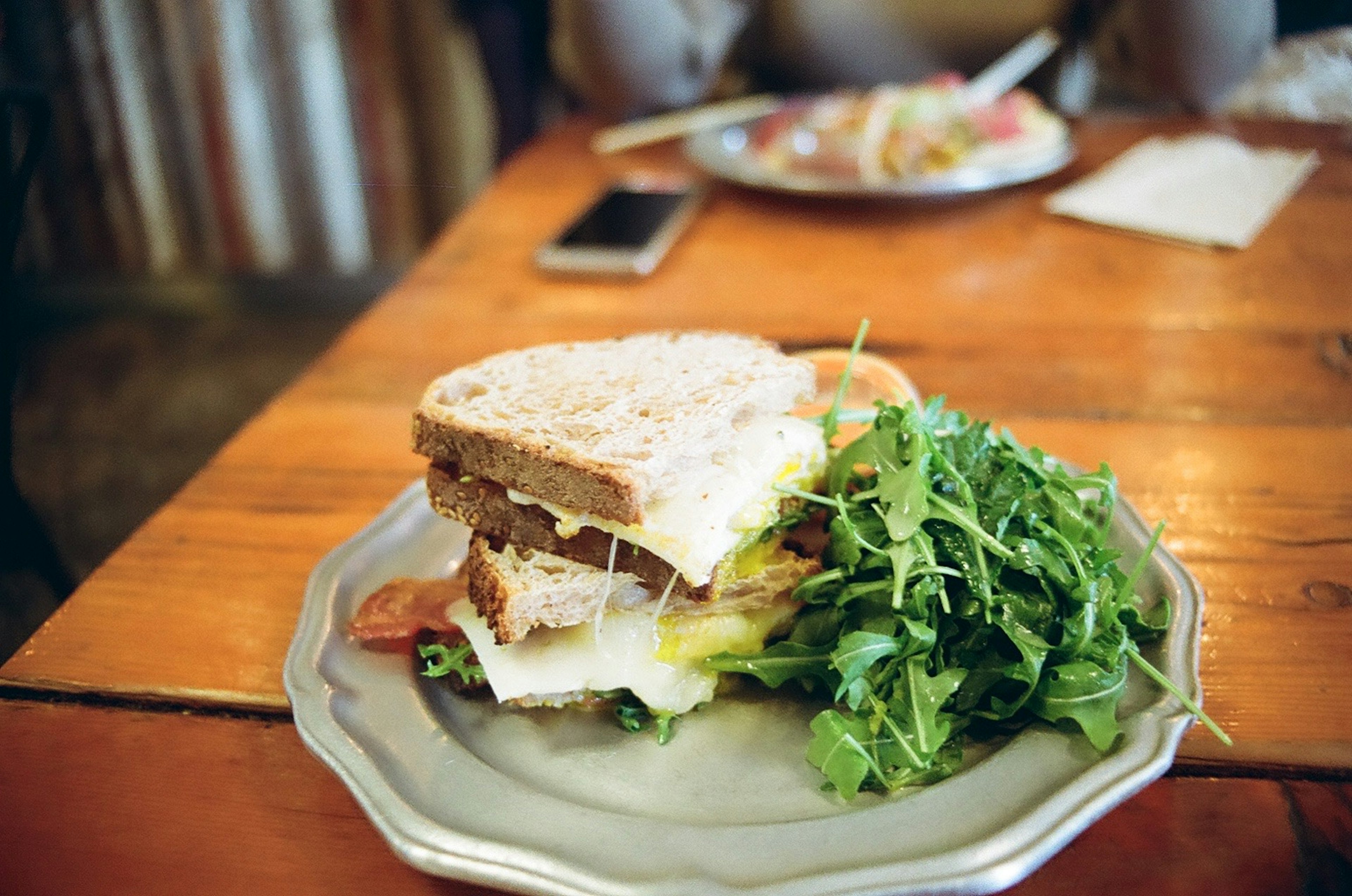 Sandwich complet avec salade fraîche sur une assiette en argent