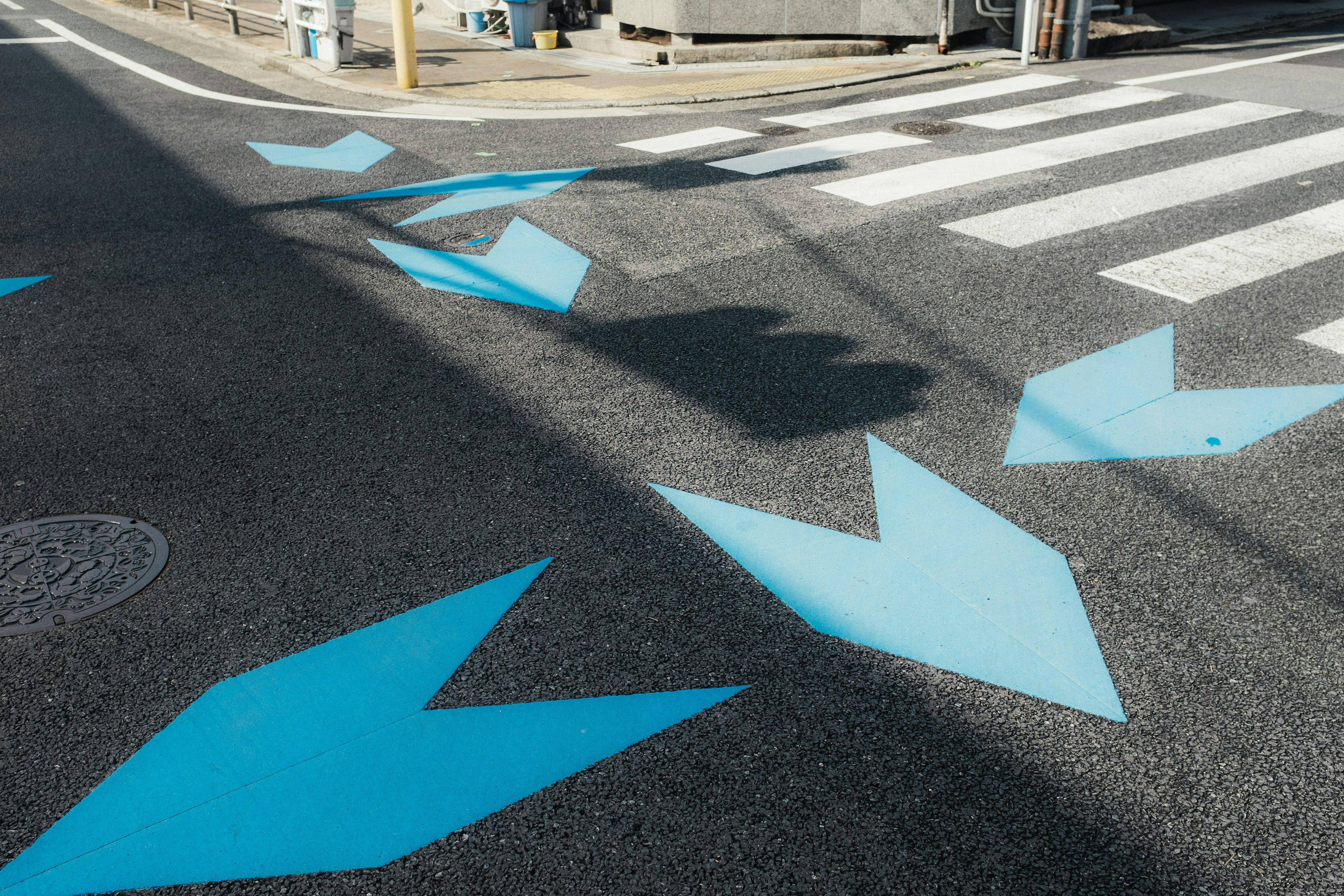 Route d'intersection avec des marquages en flèche bleue