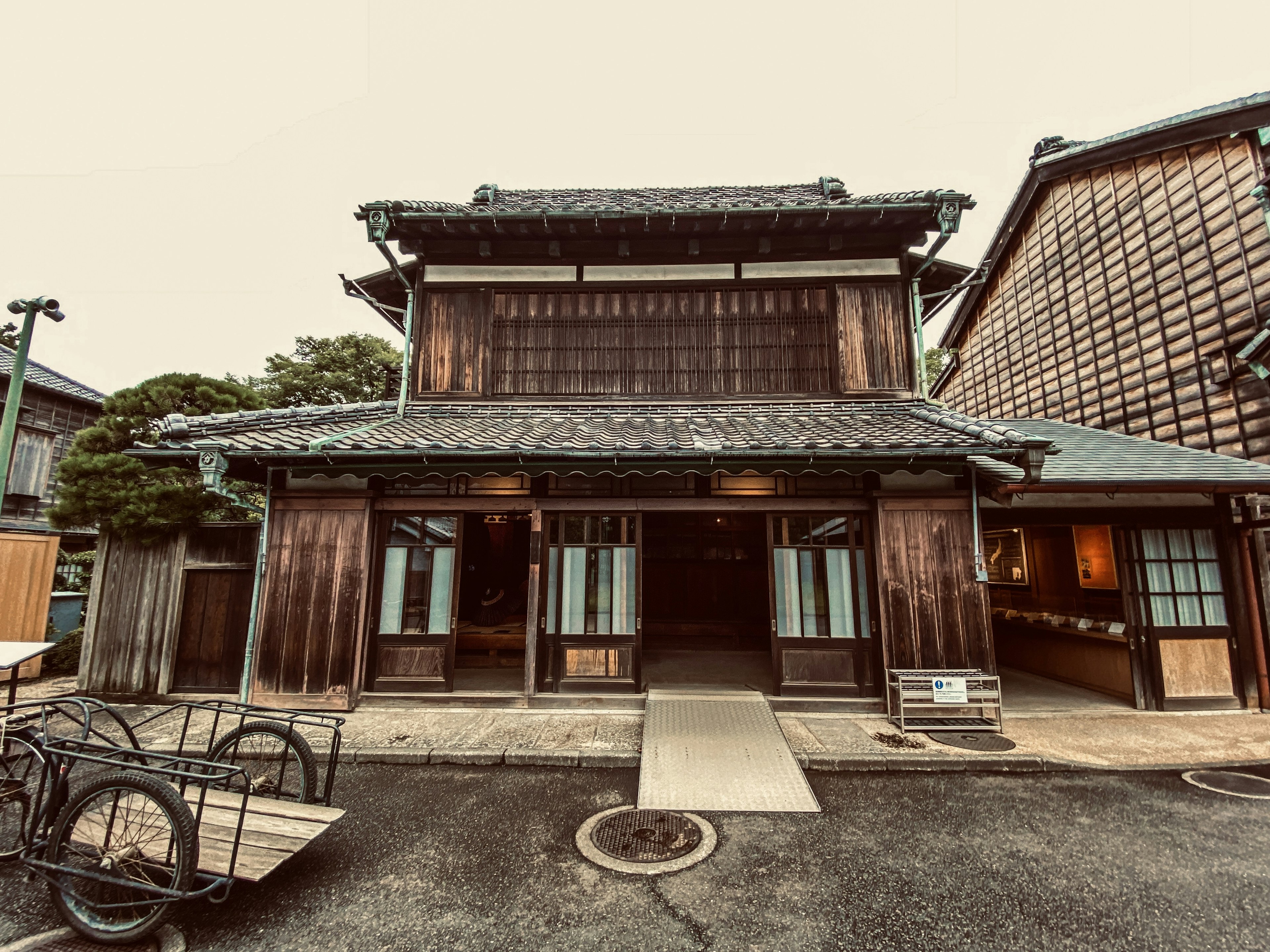 Eksterior rumah kayu tradisional Jepang dengan atap yang khas