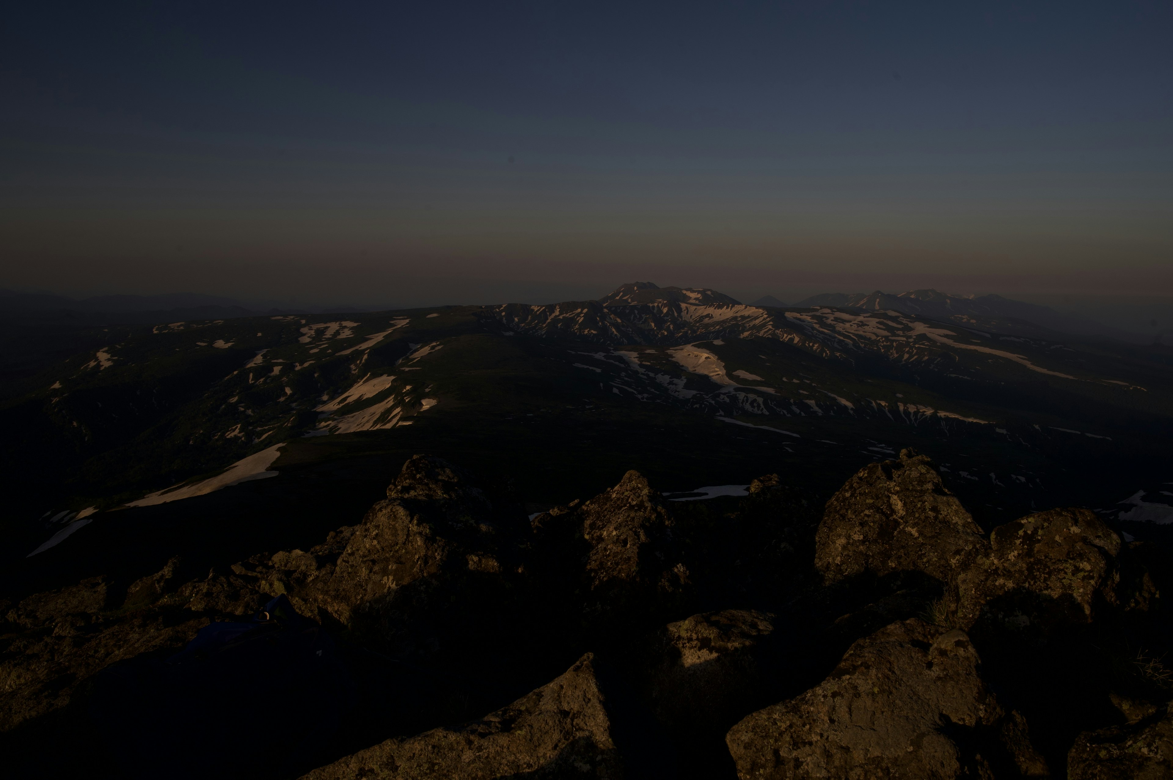 Dunkle Berglandschaft mit felsigen Schatten bei Nacht