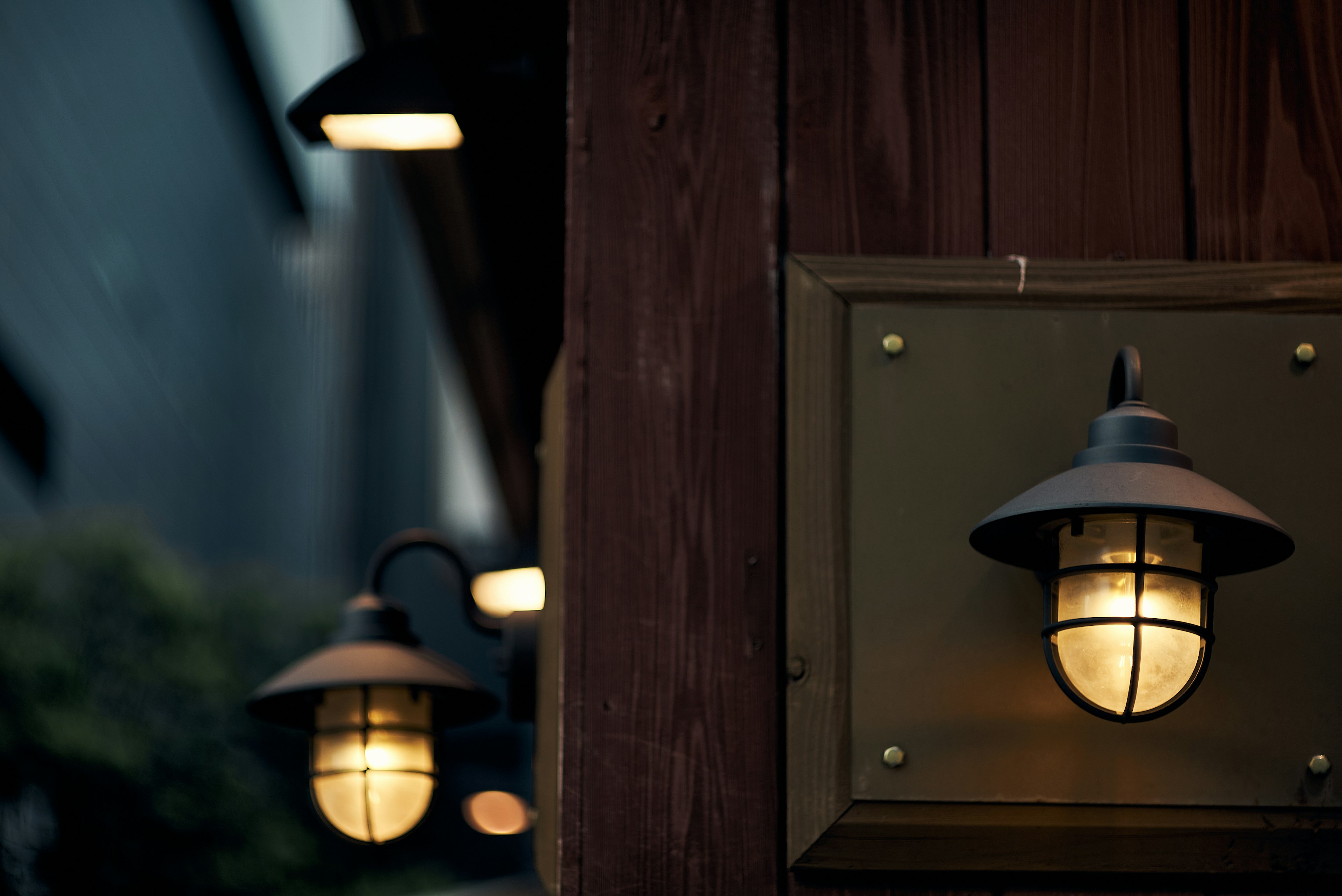 Lámparas de pared retro montadas en una pared de madera con luz cálida