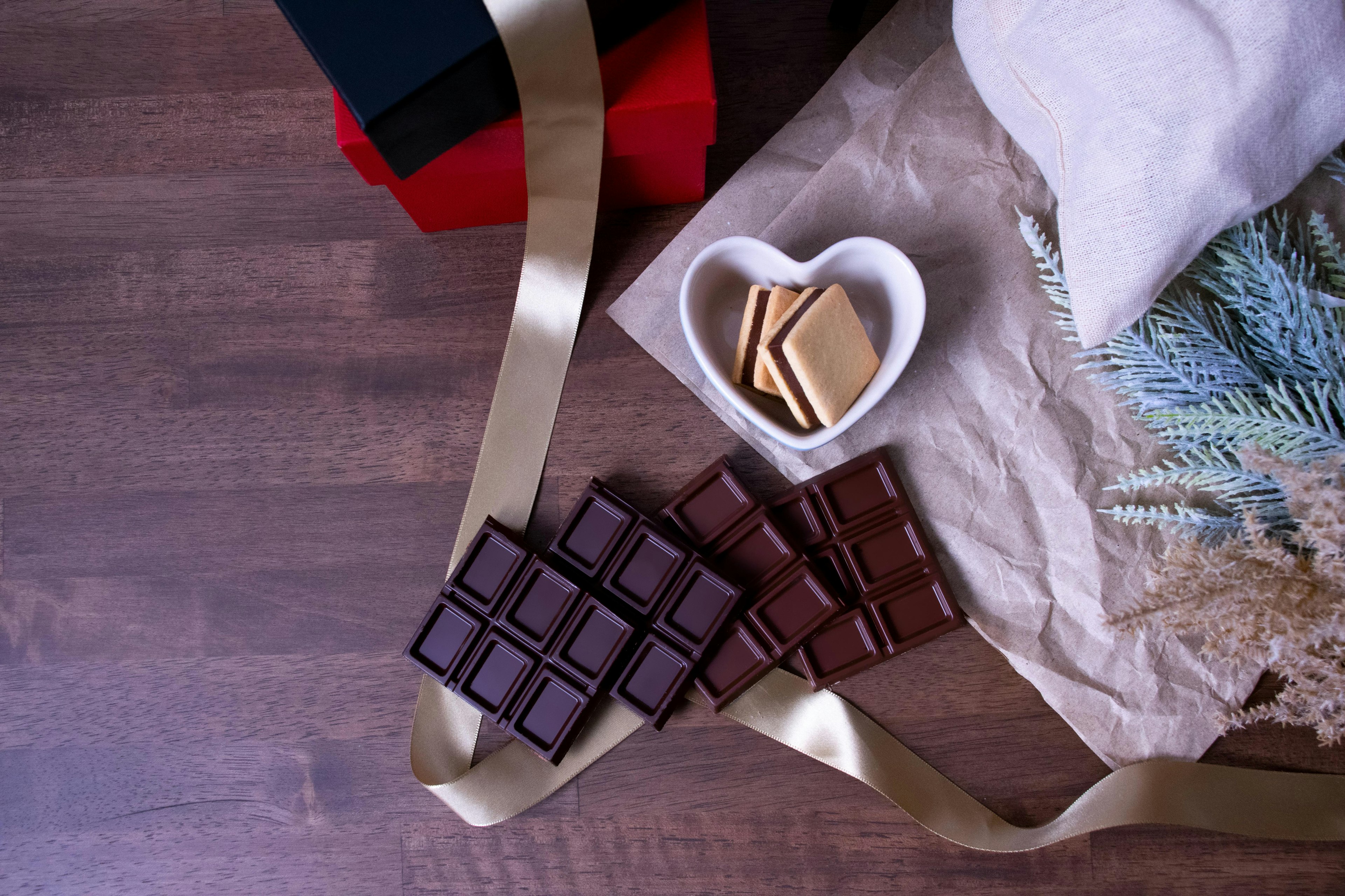 Image chaleureuse avec du chocolat et des biscuits