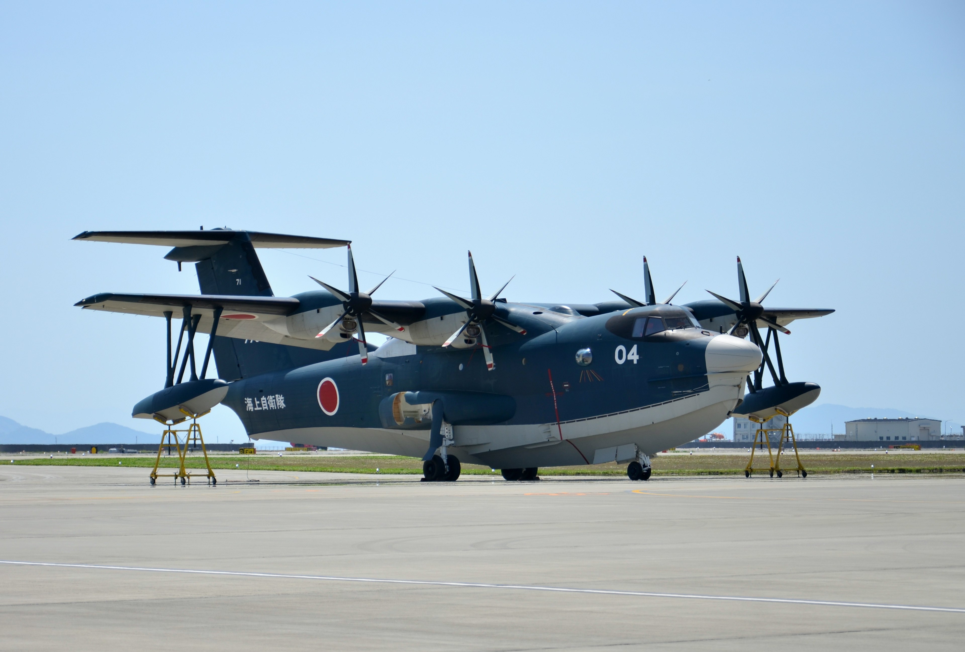 Japanisches Wasserflugzeug auf der Landebahn mit Propellern und militärischen Markierungen