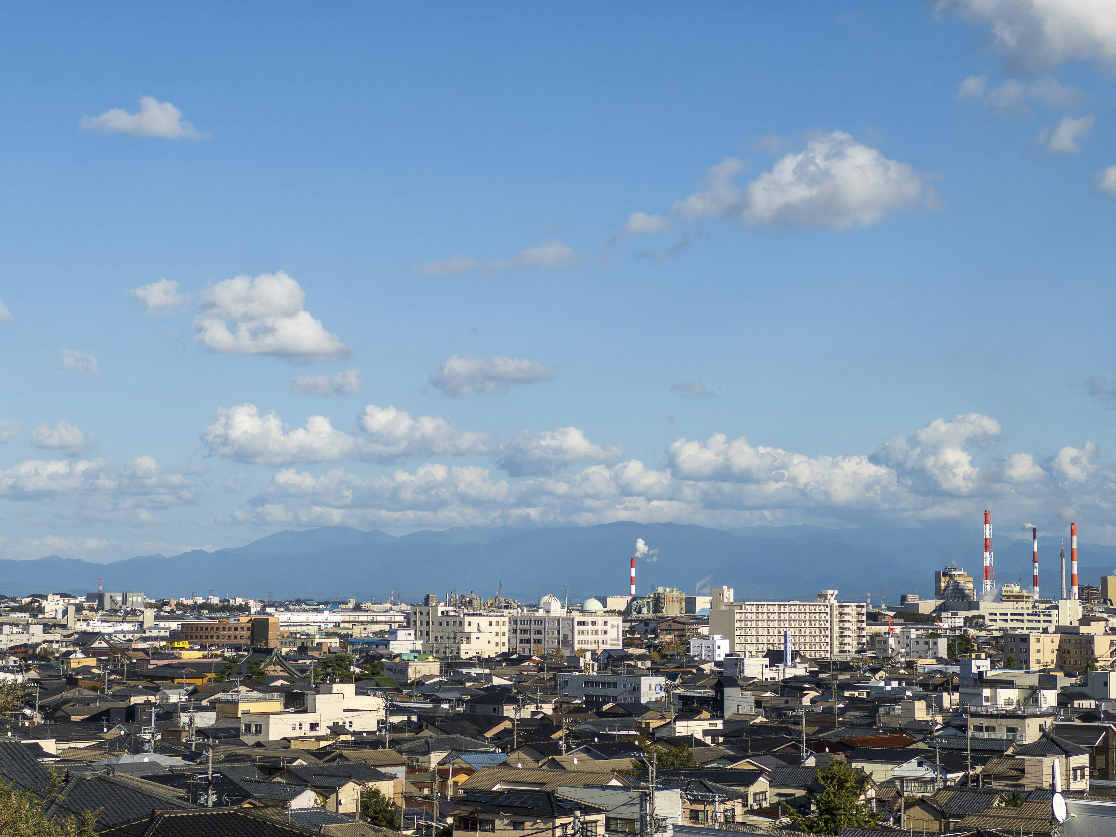 Paysage urbain sous un ciel bleu avec des nuages